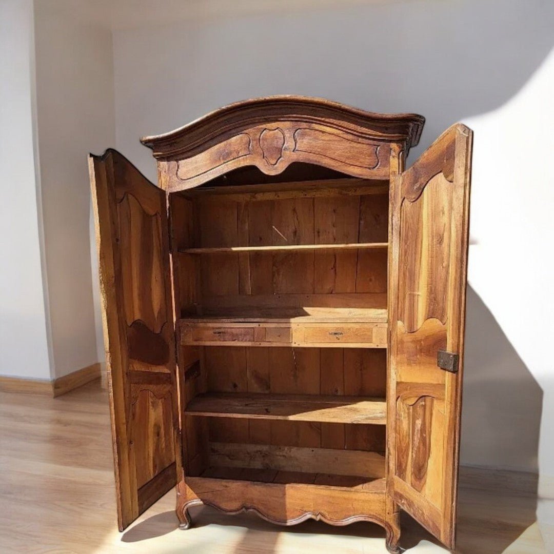 Jolie Armoire Louis XV - Chapeau de Gendarme en Noyer - Ethic Atelier