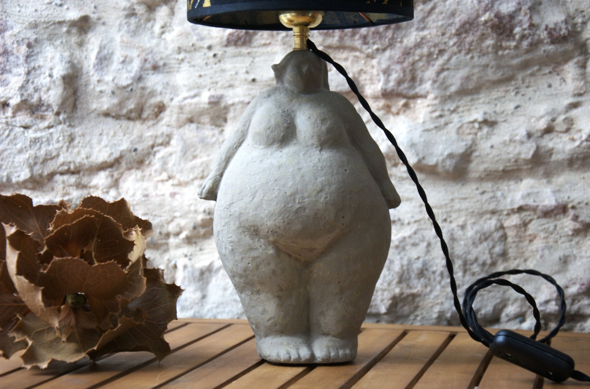Lampe à poser "Volupté" sculpture femme ciment, abat jour tambour jacquard Thevenon. Pièce unique. - Ethic Atelier