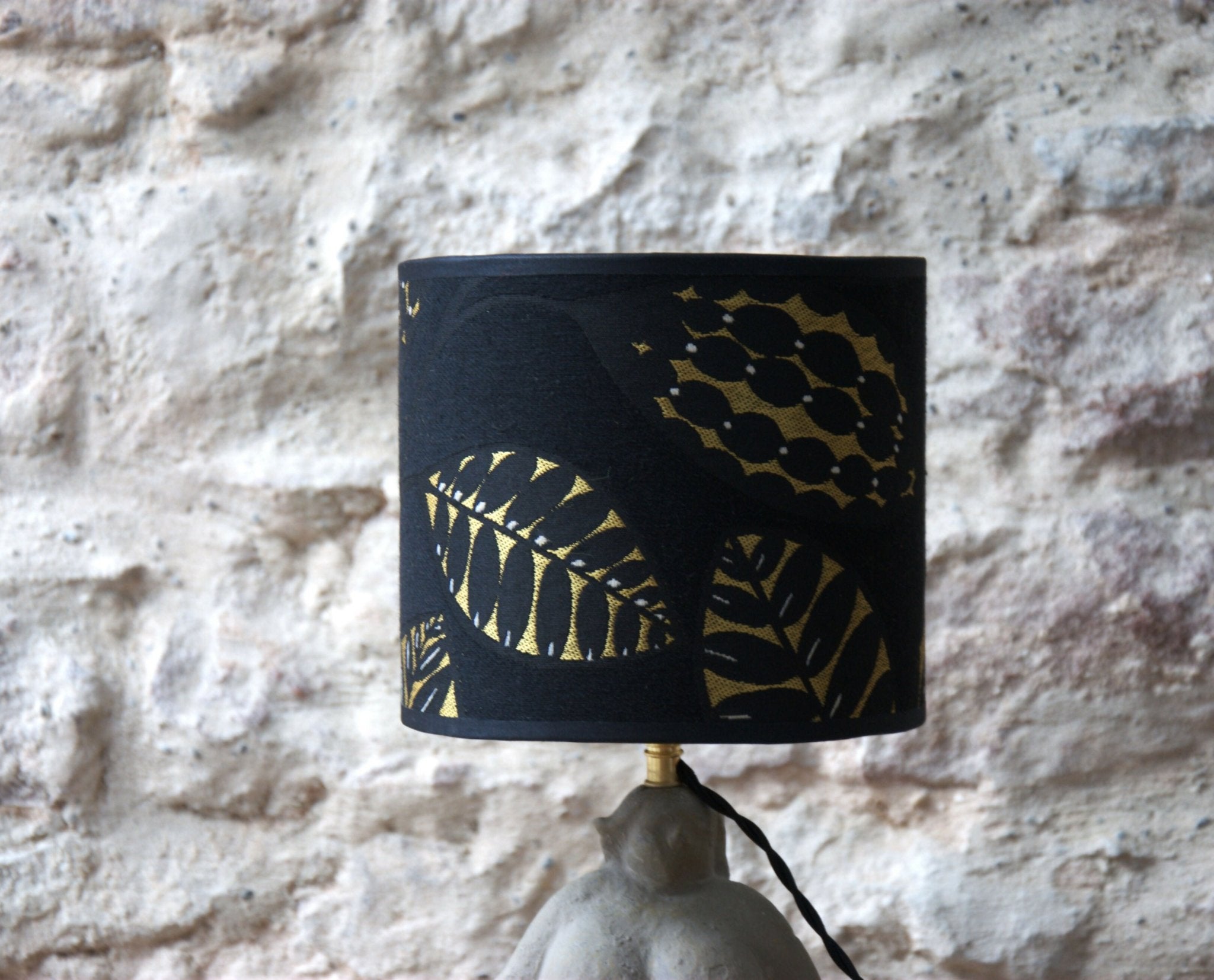 Lampe à poser "Volupté" sculpture femme ciment, abat jour tambour jacquard Thevenon. Pièce unique. - Ethic Atelier