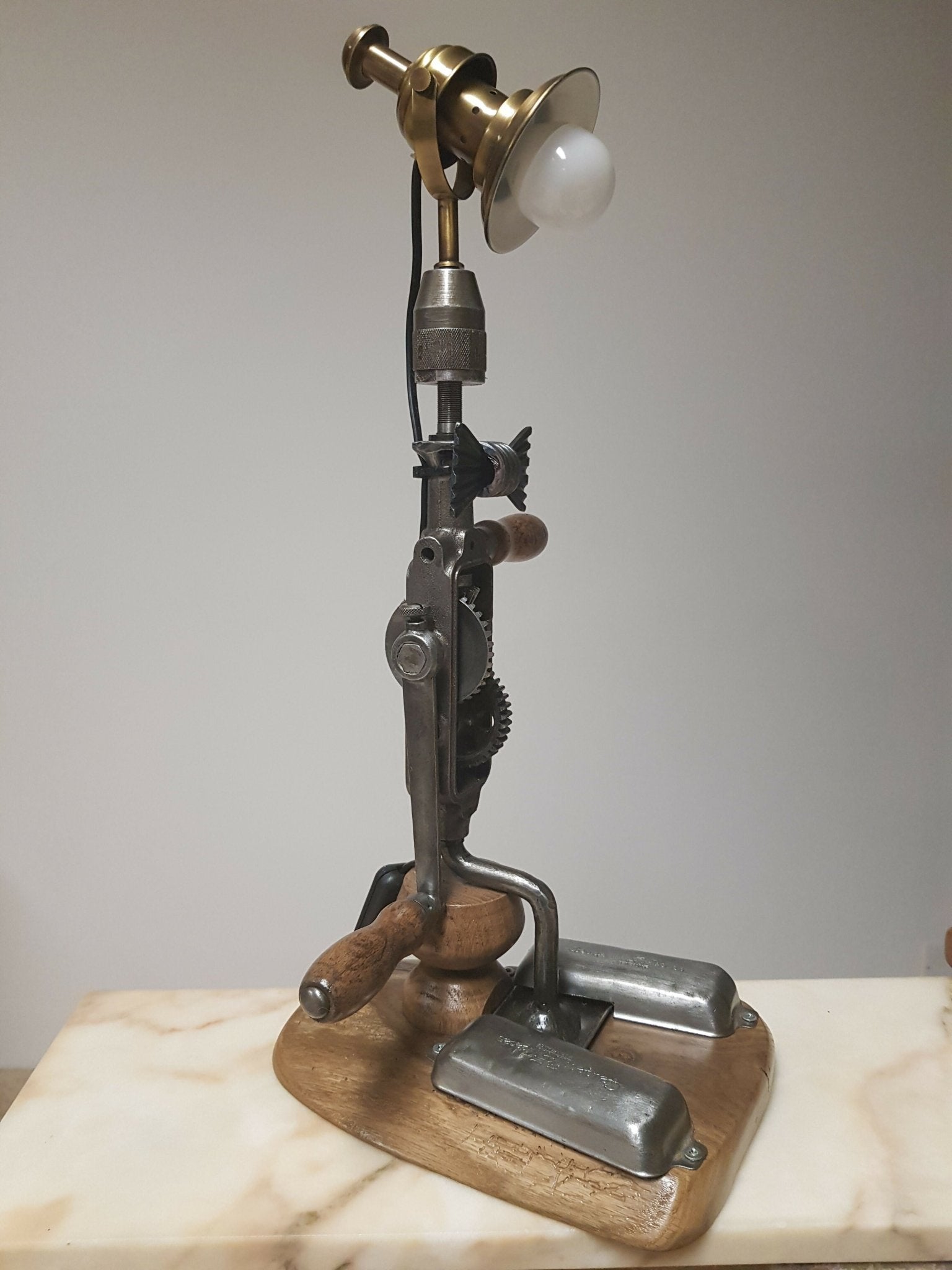 Lampe Artisanale à Partir d'une Ancienne Chignole Peugeot Frères - Ethic Atelier
