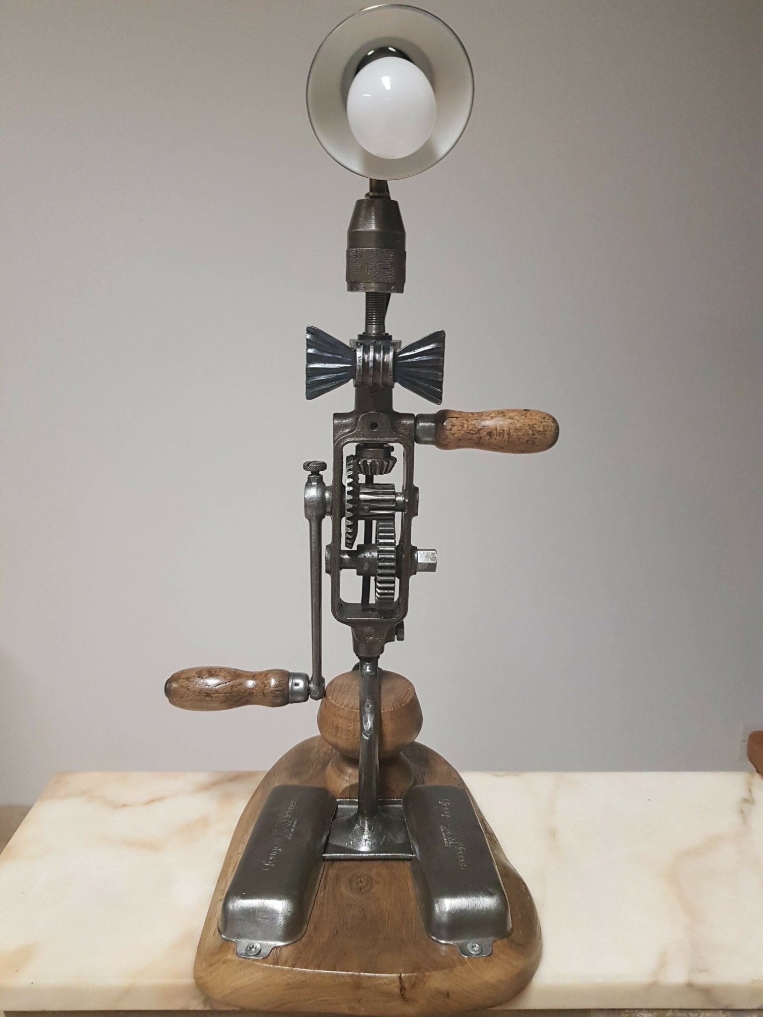 Lampe Artisanale à Partir d'une Ancienne Chignole Peugeot Frères - Ethic Atelier