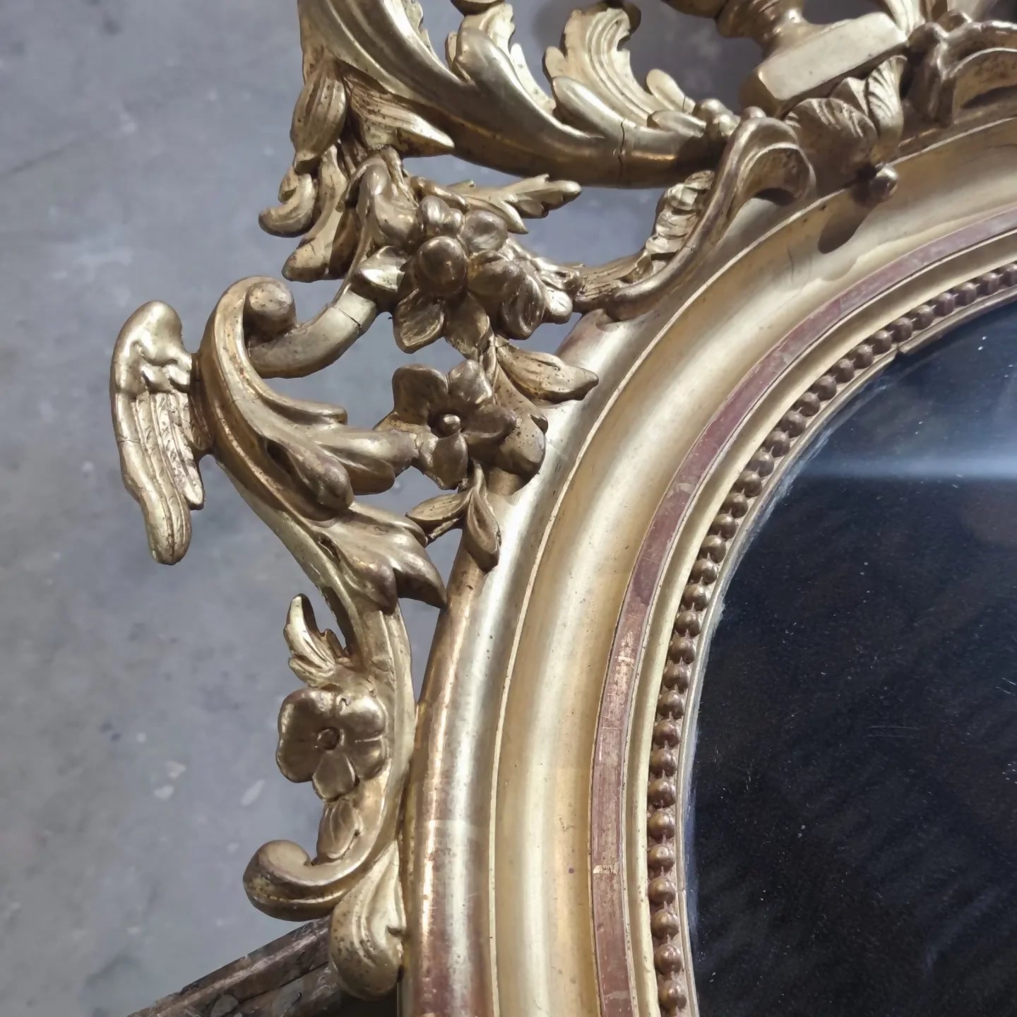 Miroir doré à la feuille en médaillon vers 1850/60 - Ethic Atelier