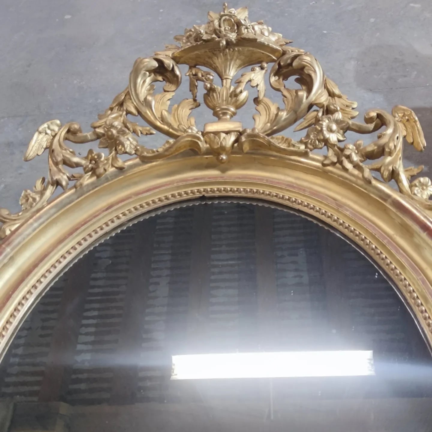 Miroir doré à la feuille en médaillon vers 1850/60 - Ethic Atelier