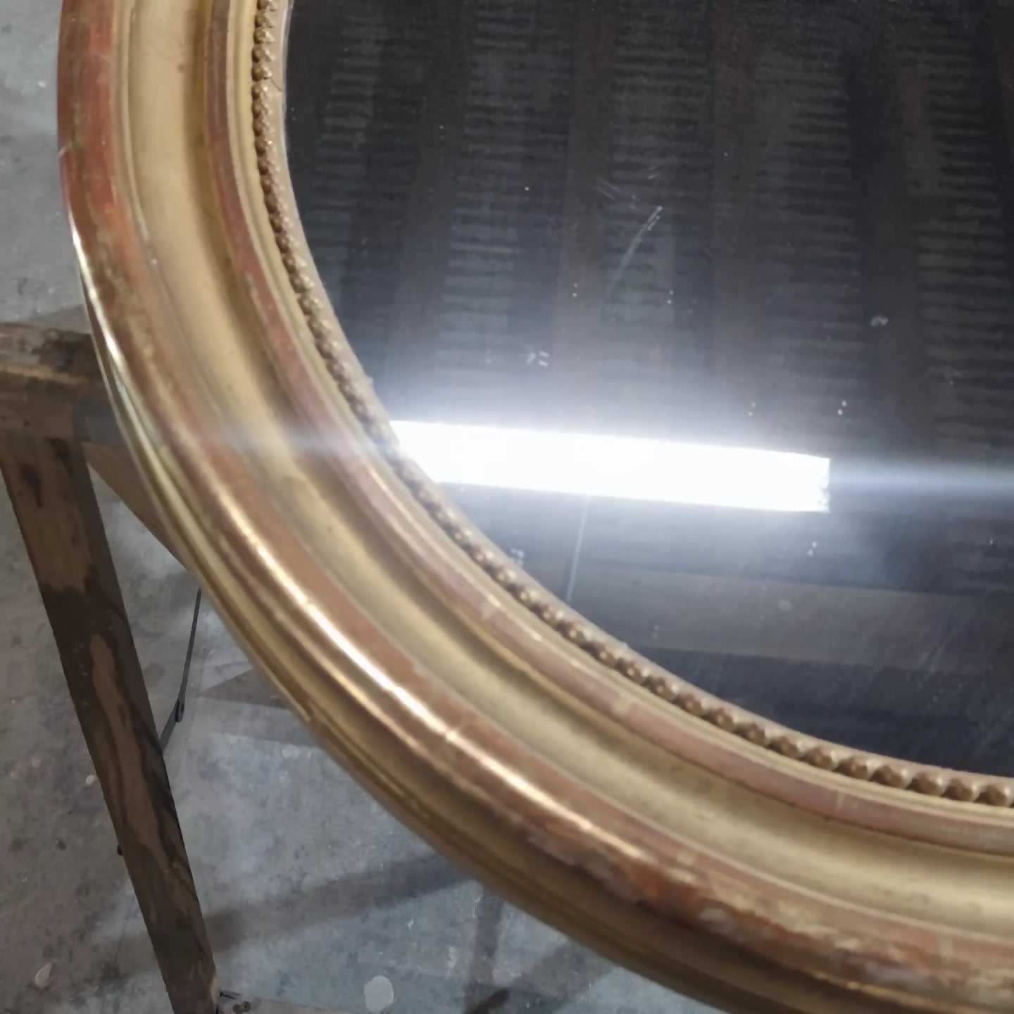 Miroir doré à la feuille en médaillon vers 1850/60 - Ethic Atelier