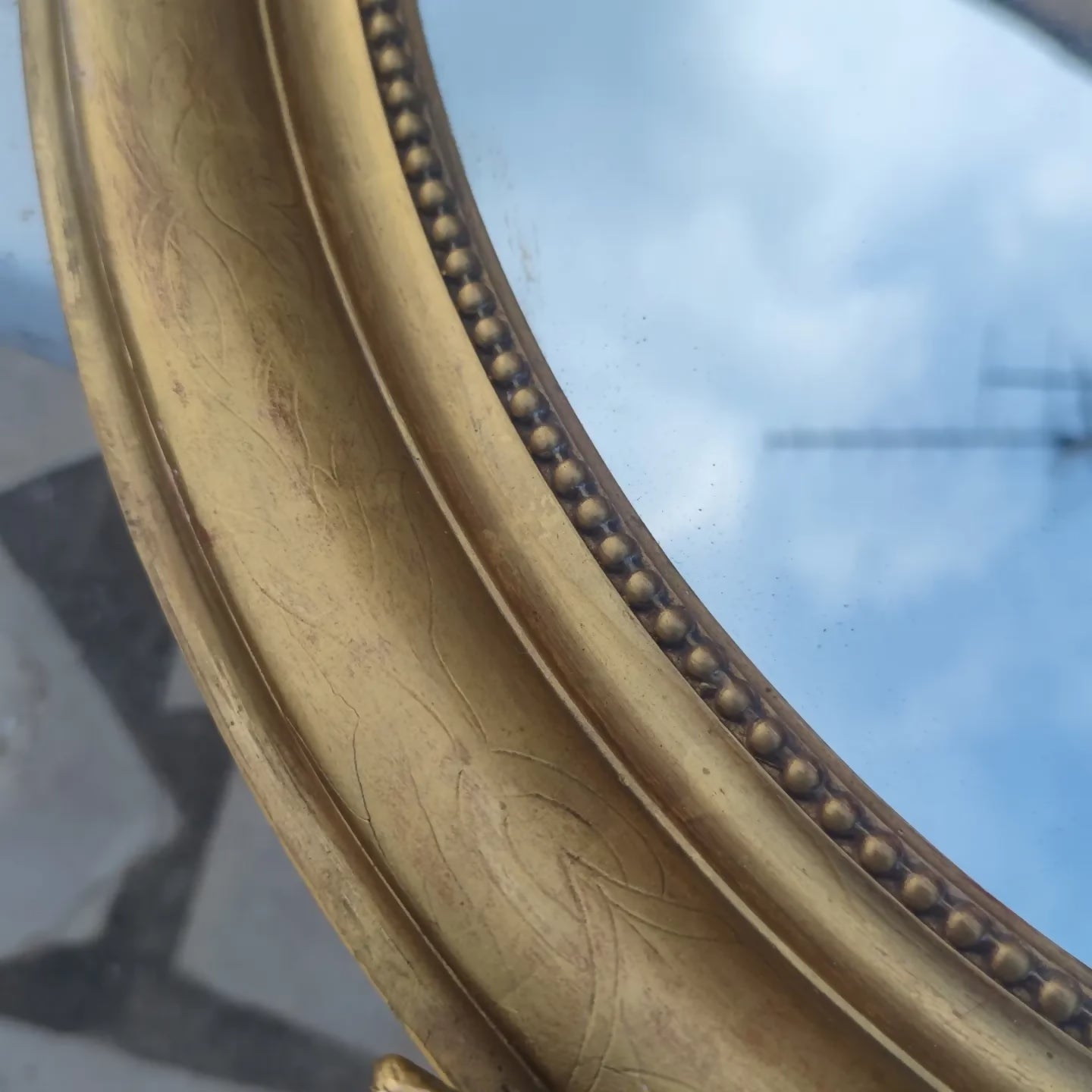 Miroir en médaillon doré à la feuille vers 1850/60 - Ethic Atelier