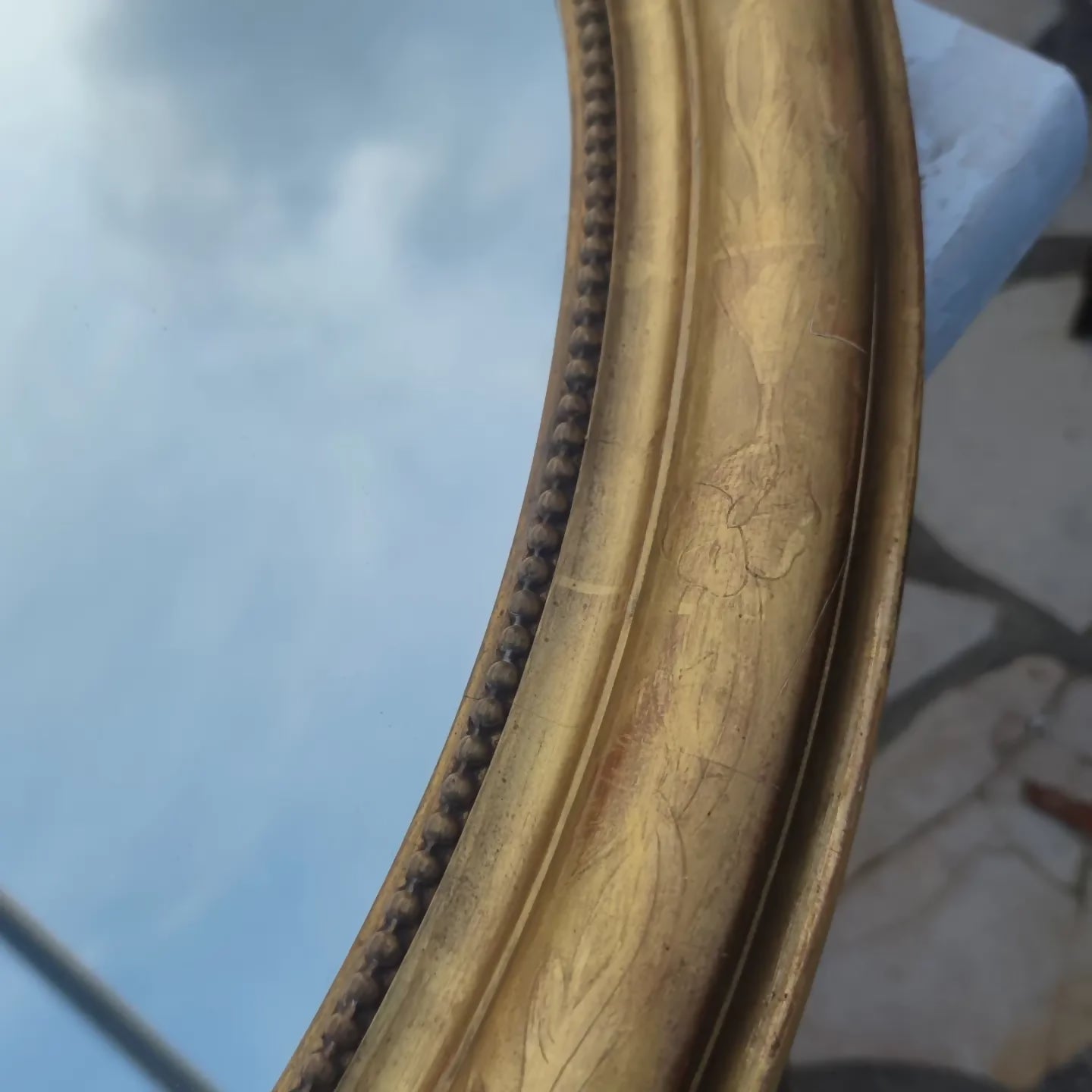 Miroir en médaillon doré à la feuille vers 1850/60 - Ethic Atelier