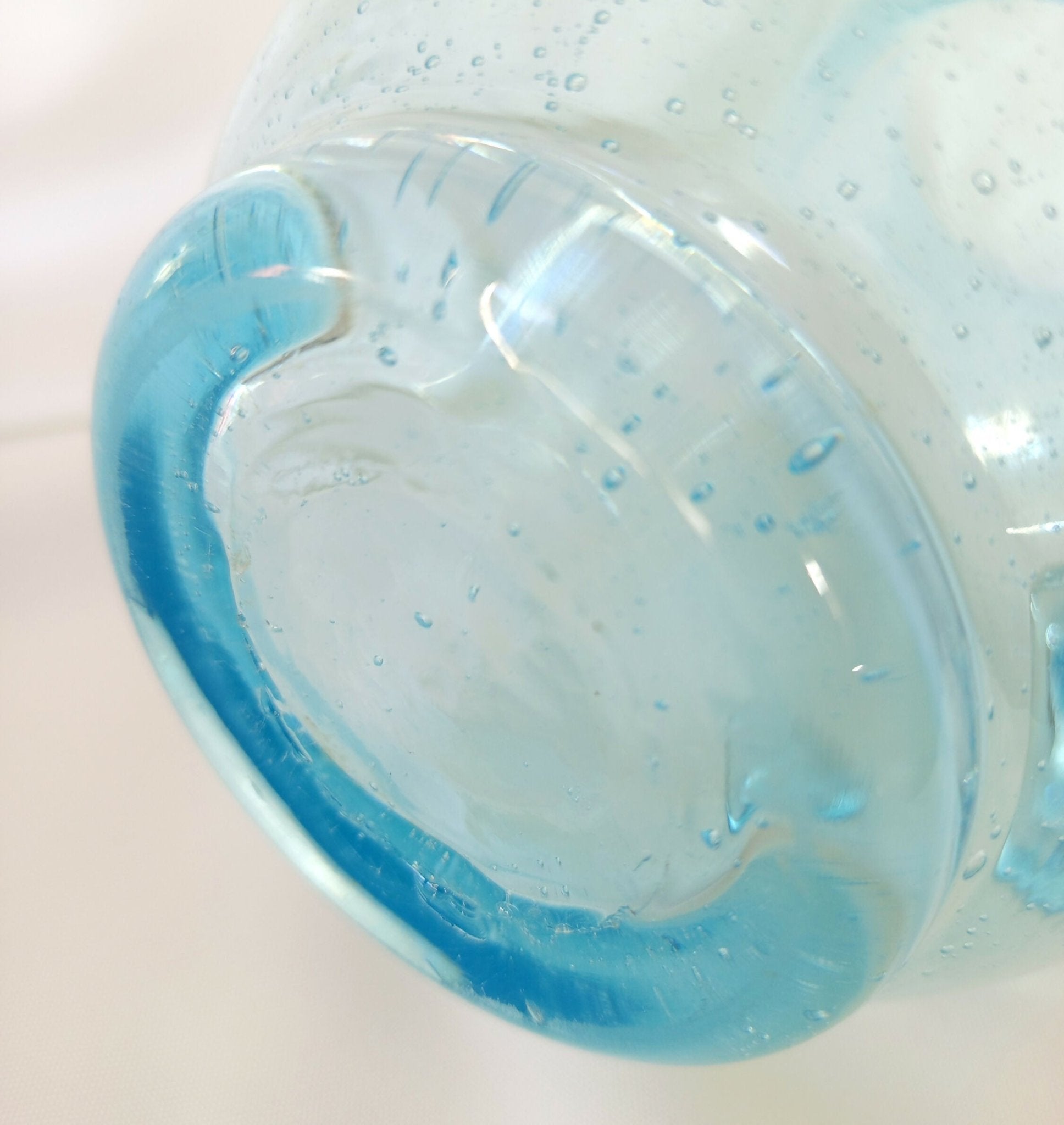 Pichet en verre bullé bleu Biot - XXe siècle - Ethic Atelier