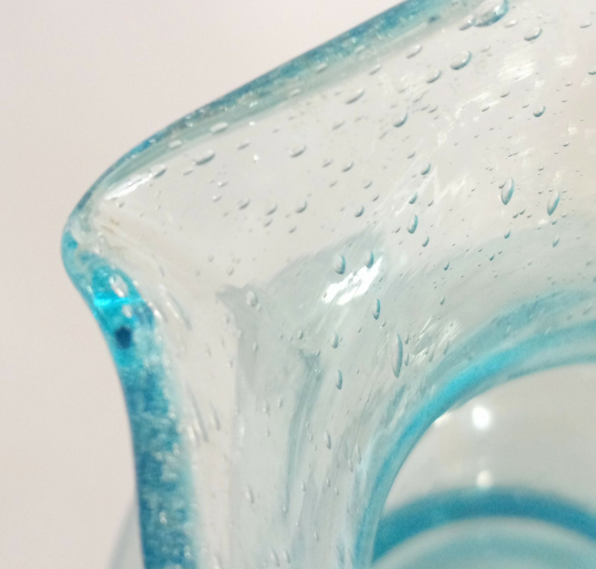 Pichet en verre bullé bleu Biot - XXe siècle - Ethic Atelier