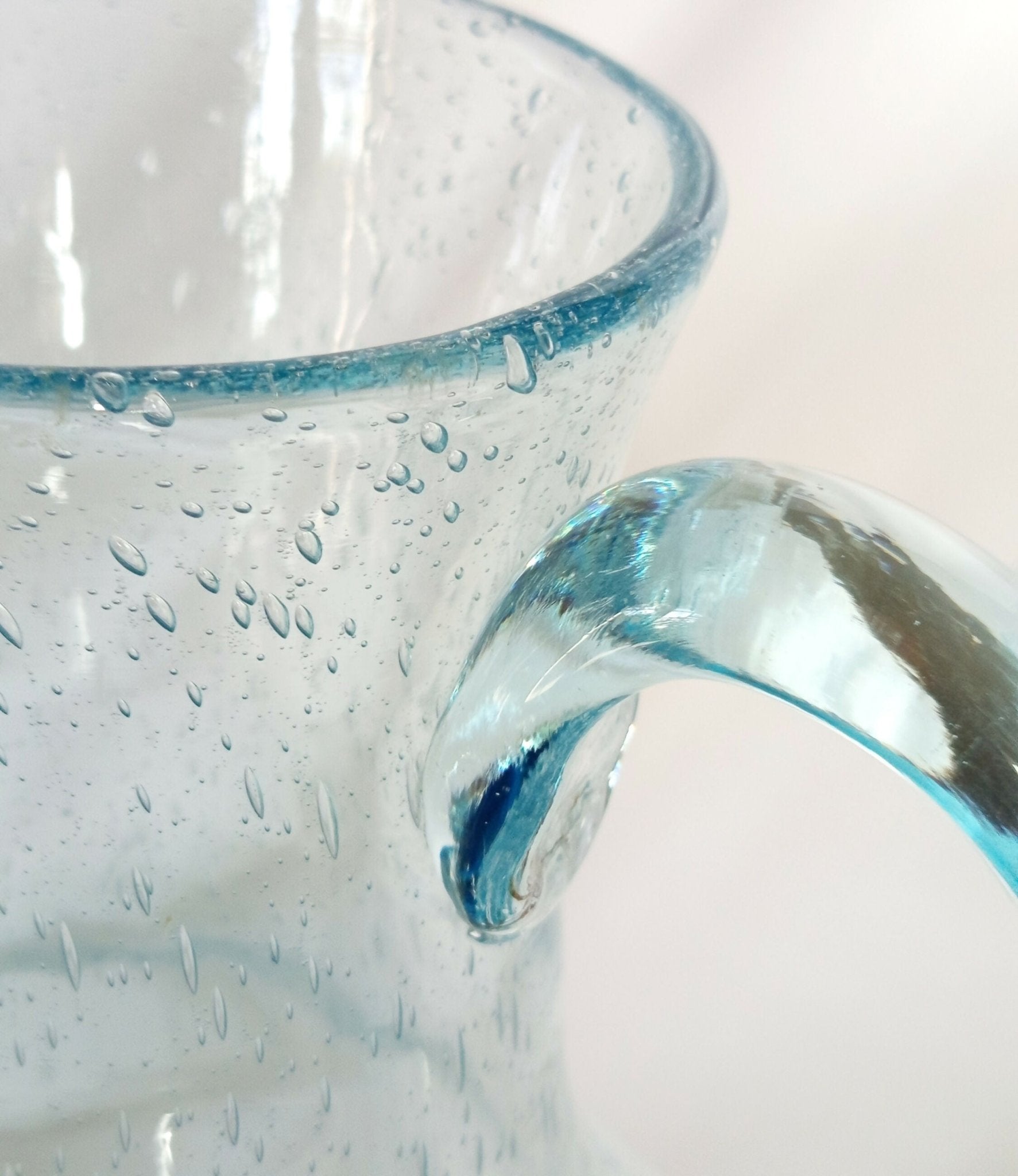 Pichet en verre bullé bleu Biot - XXe siècle - Ethic Atelier