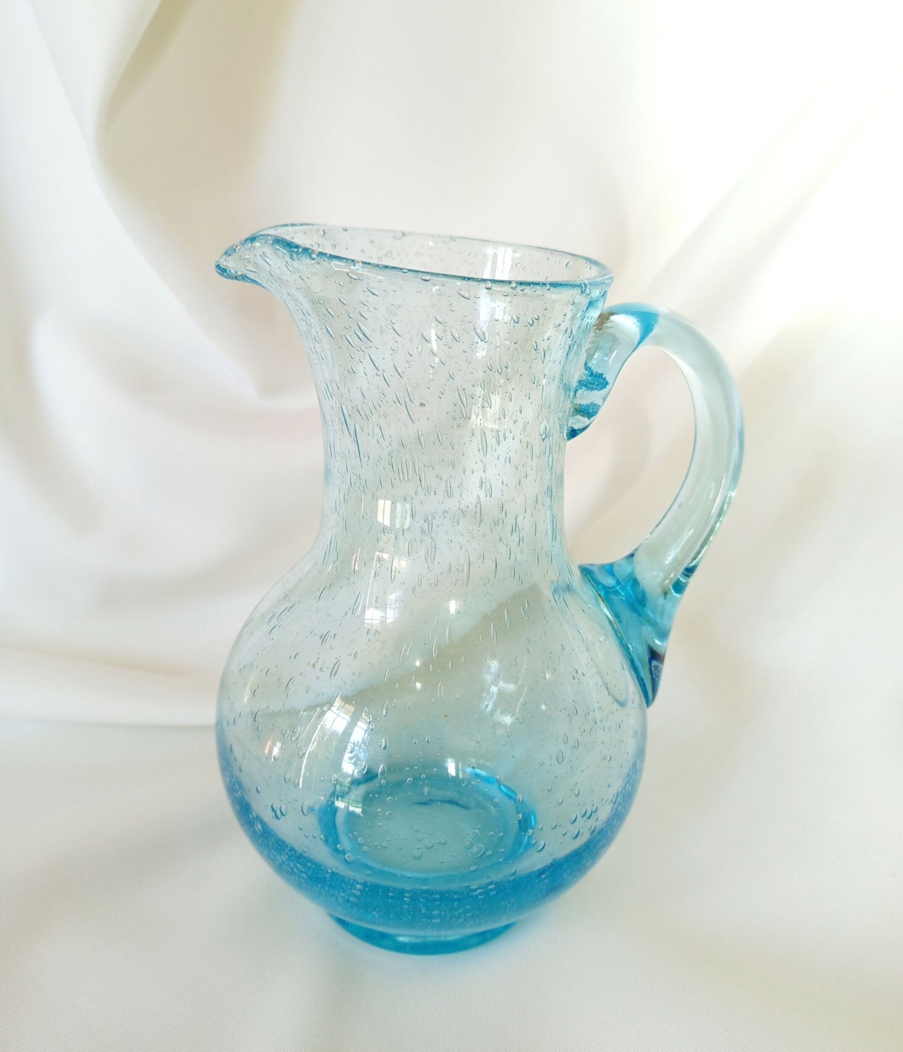 Pichet en verre bullé bleu Biot - XXe siècle - Ethic Atelier