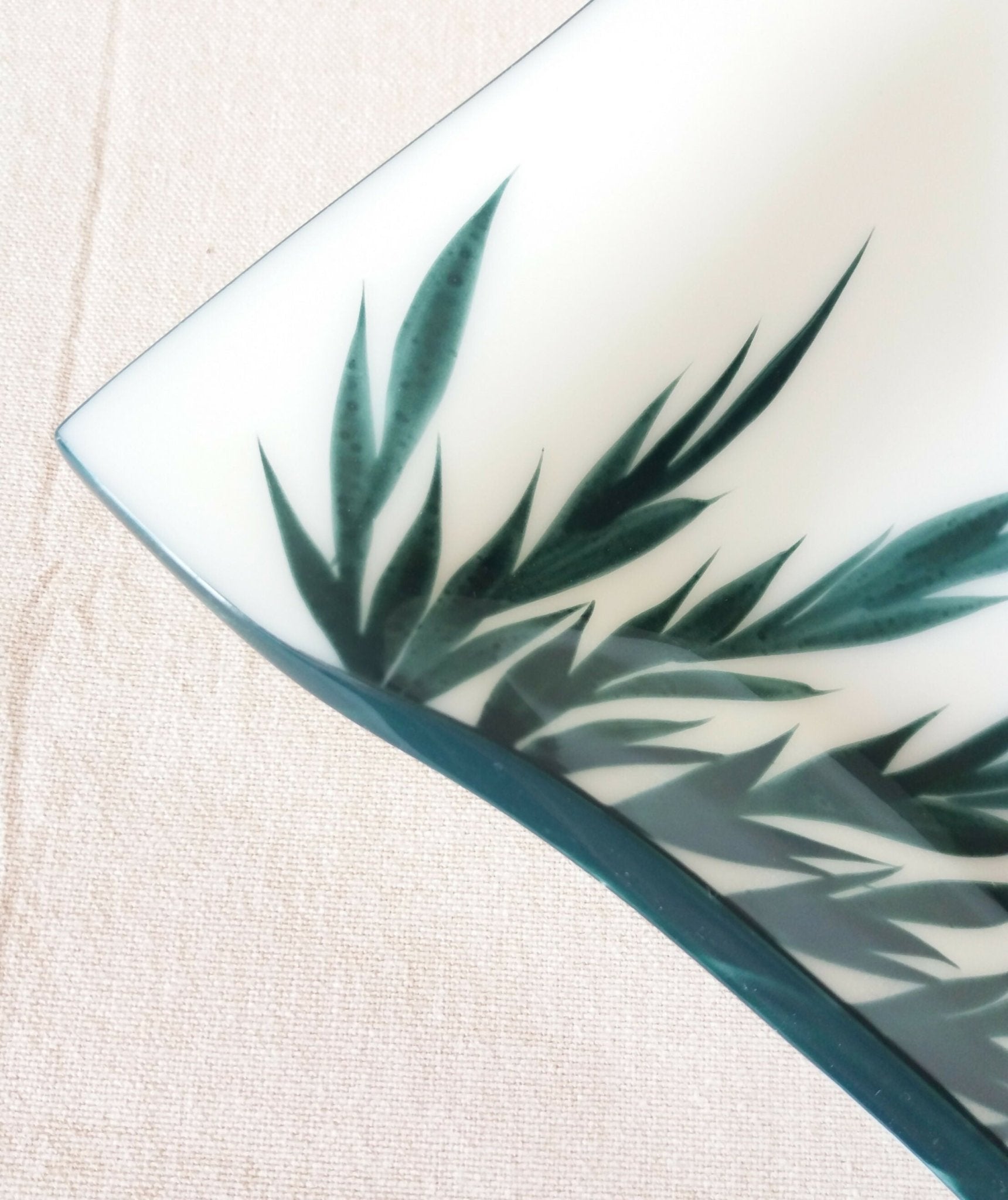 Plat à 2 compartiments en opaline à feuillage vert signé BG - Maître - verrier - Ethic Atelier