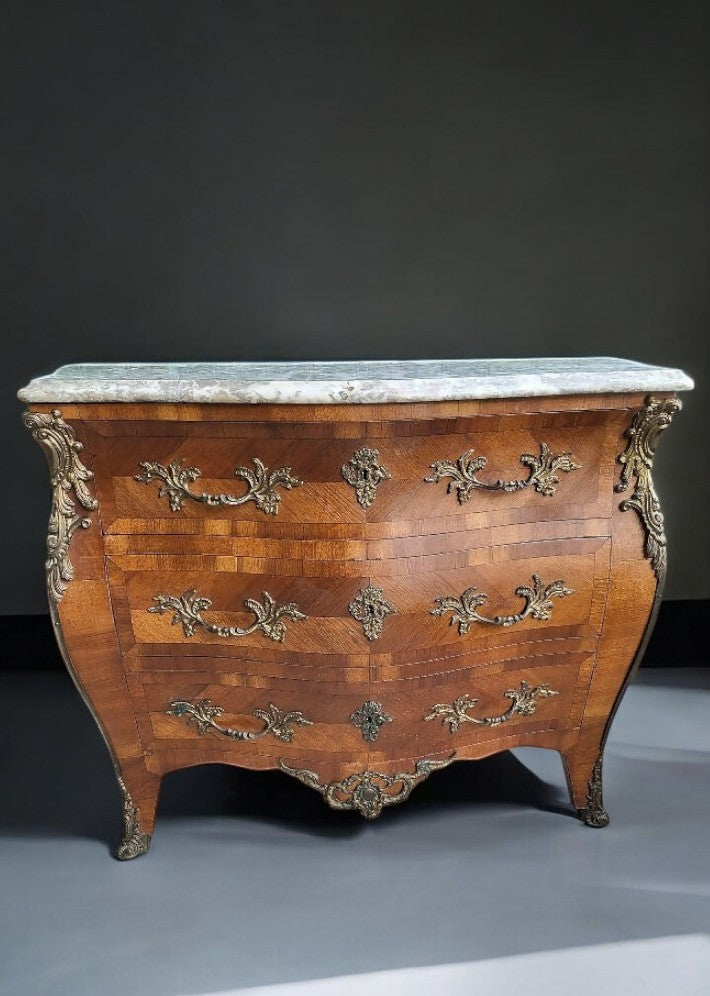 Commode en bois de rose de style Louis XV