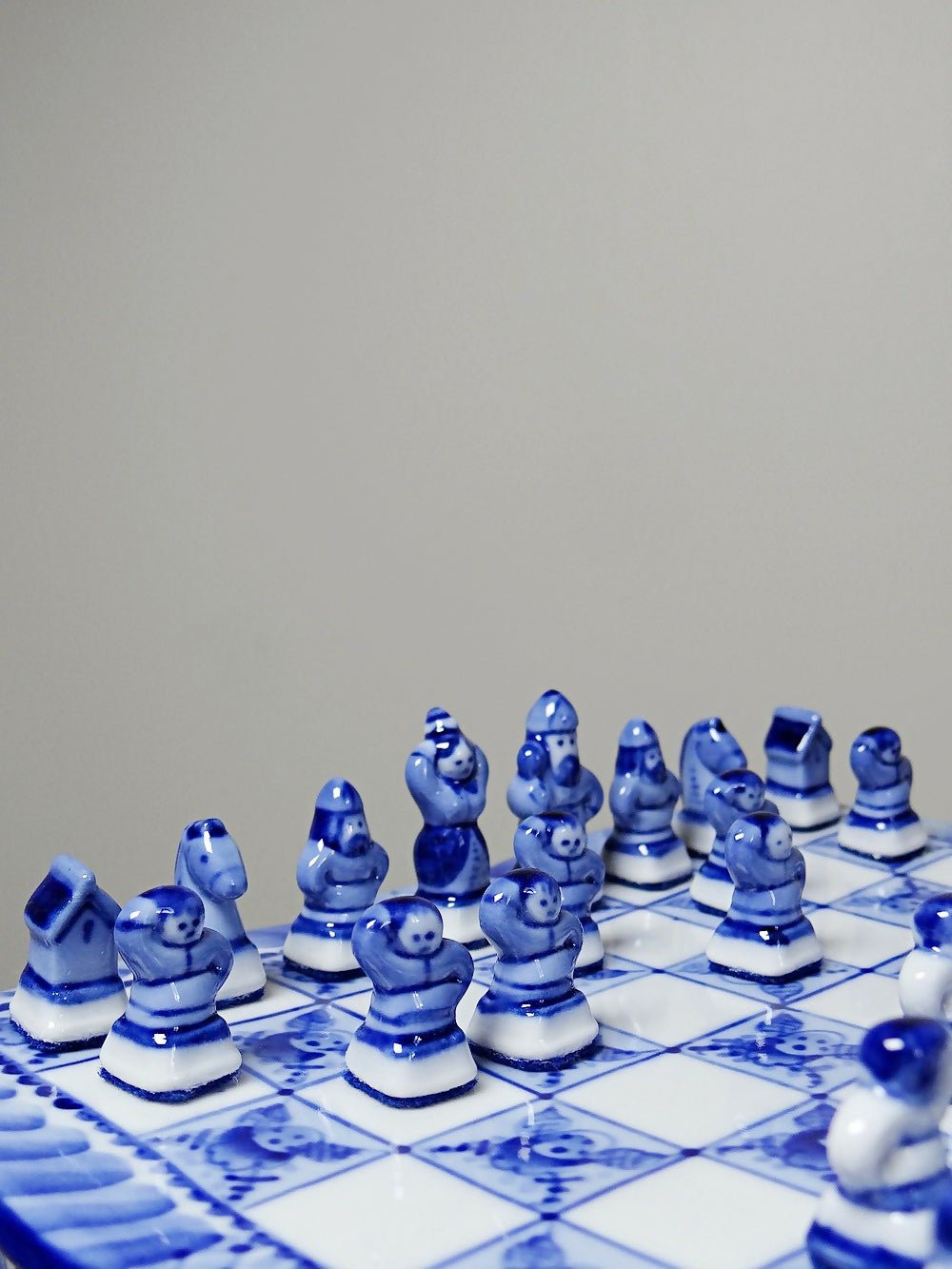 Rare et unique Echiquier de voyage porcelaine de Gzhel signé Yuri Garanin - Ethic Atelier