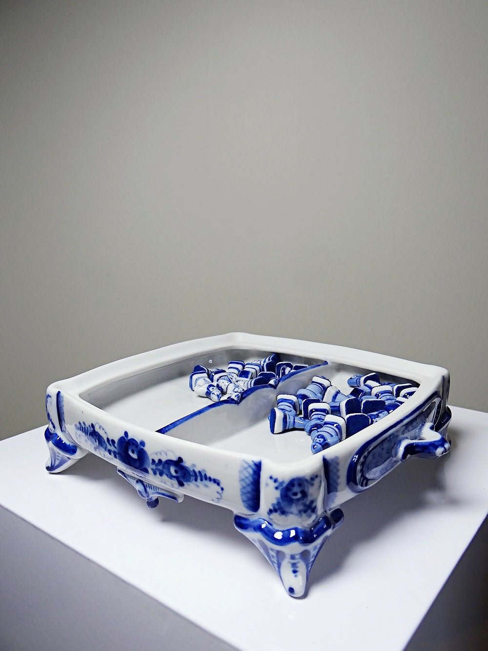 Rare et unique Echiquier de voyage porcelaine de Gzhel signé Yuri Garanin - Ethic Atelier