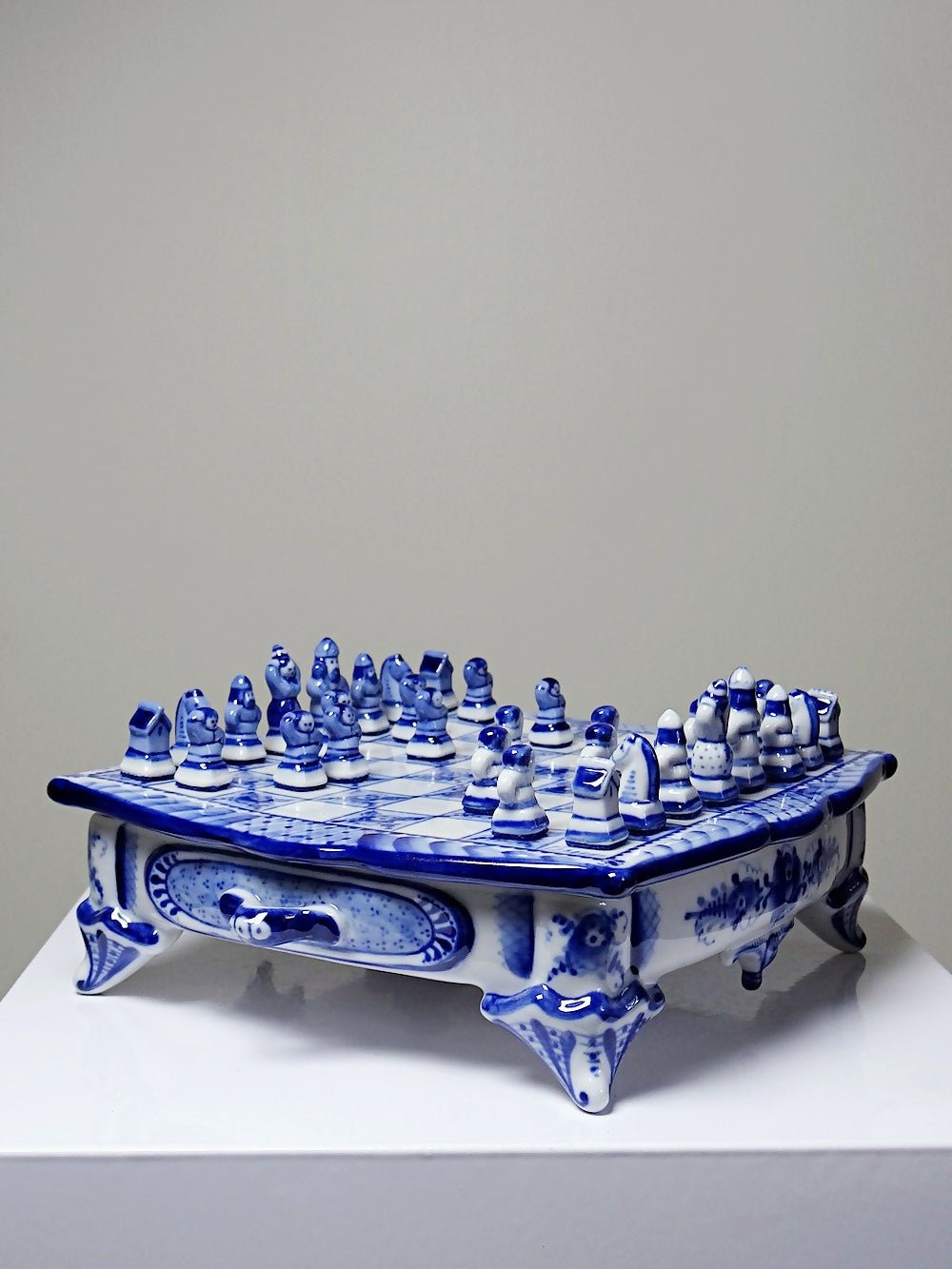 Rare et unique Echiquier de voyage porcelaine de Gzhel signé Yuri Garanin - Ethic Atelier