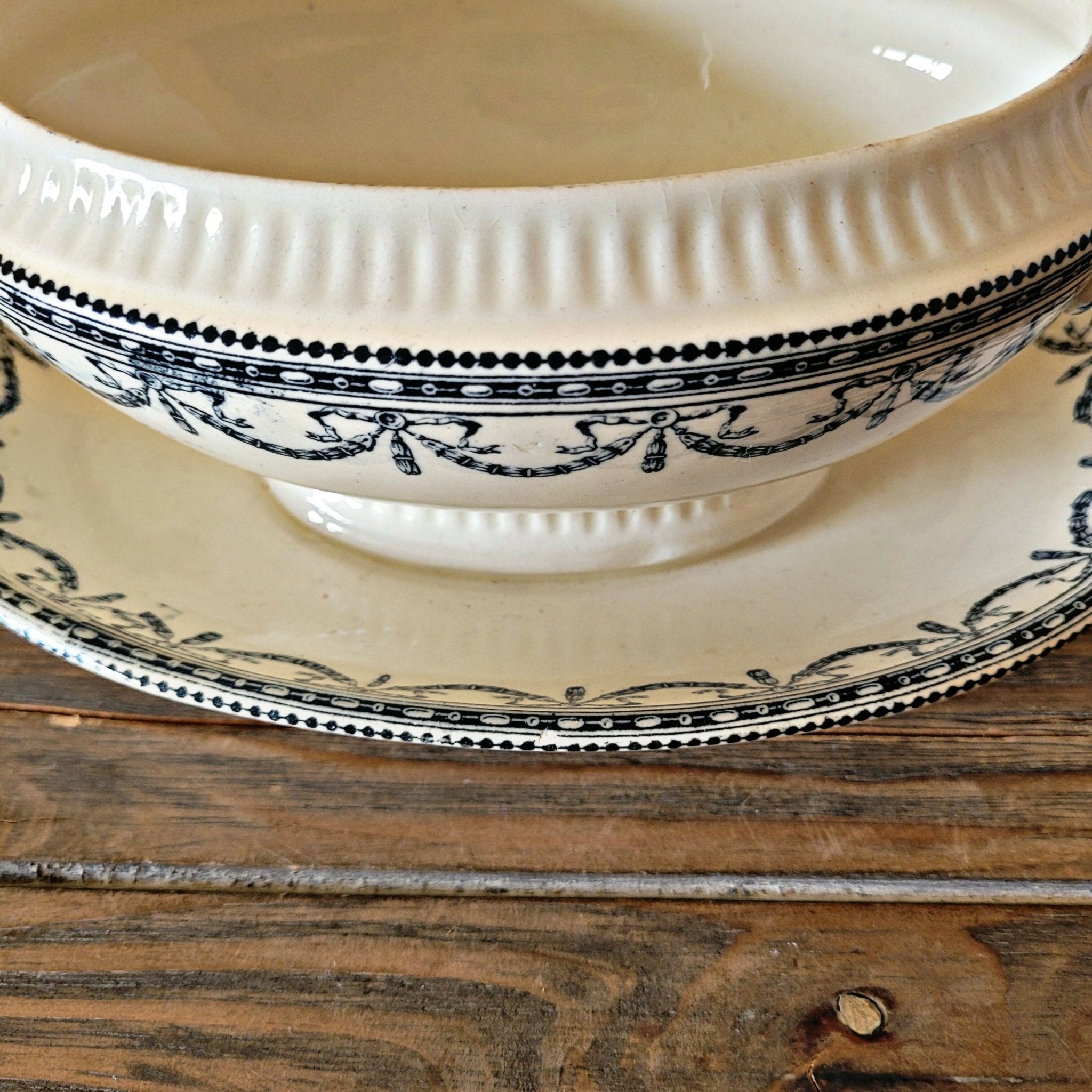 Saucière Salins terre de fer bleu Guirlandes Louis XVI, fin 19ème - Ethic Atelier