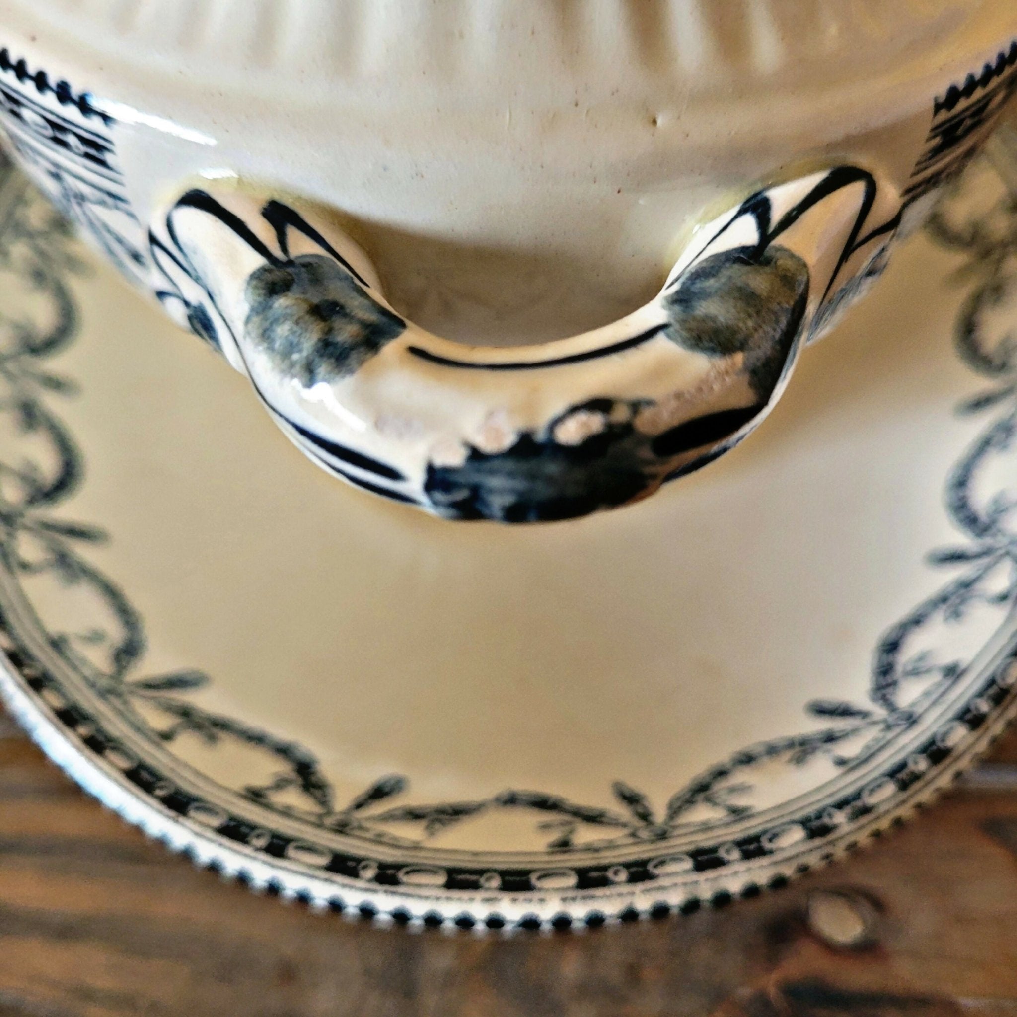 Saucière Salins terre de fer bleu Guirlandes Louis XVI, fin 19ème - Ethic Atelier