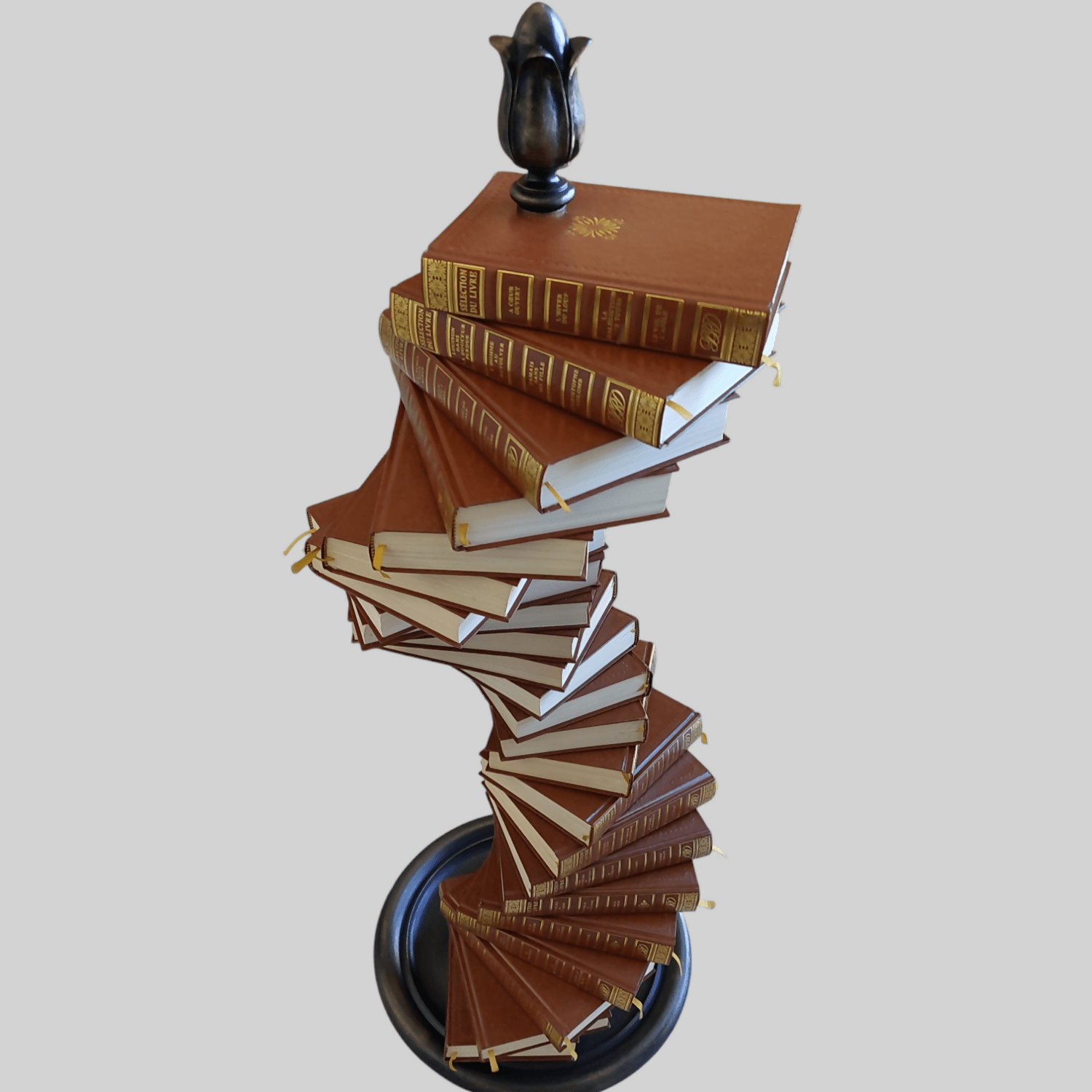 Sculpture de Livres Empilés "Les Mots de Notre Société Contemporaine" - Ethic Atelier