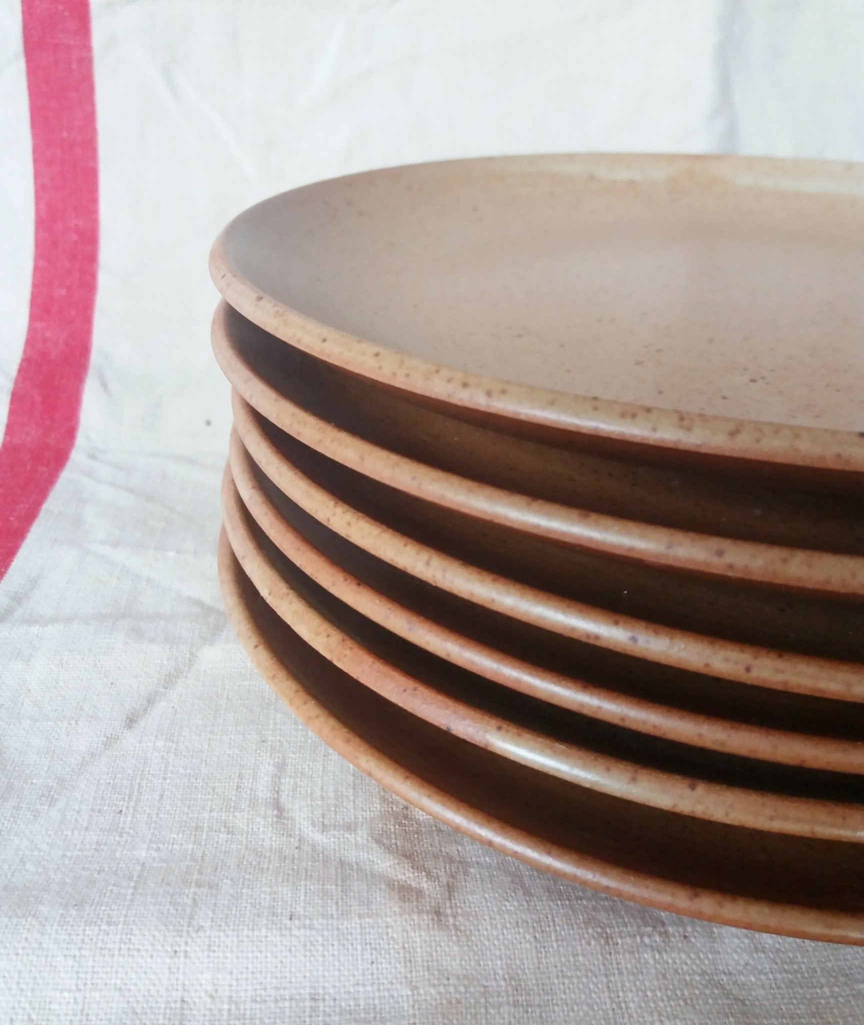 Suite de 6 assiettes à dessert en grès village CNP - Ethic Atelier