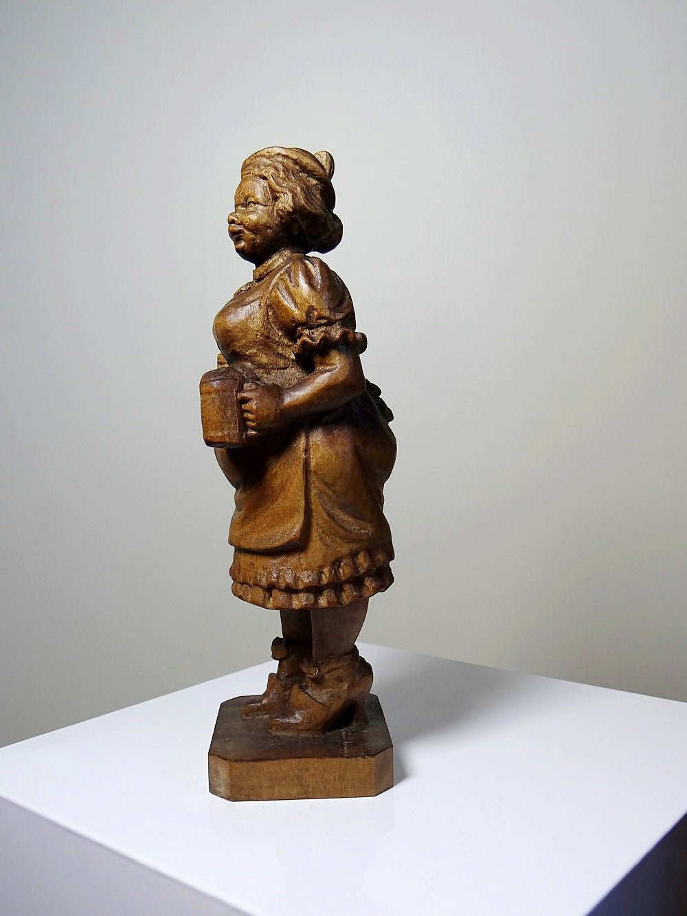 Sujet "La serveuse de bière" en bois sculpté Ludwig Roger Allemagne années 50 - Ethic Atelier