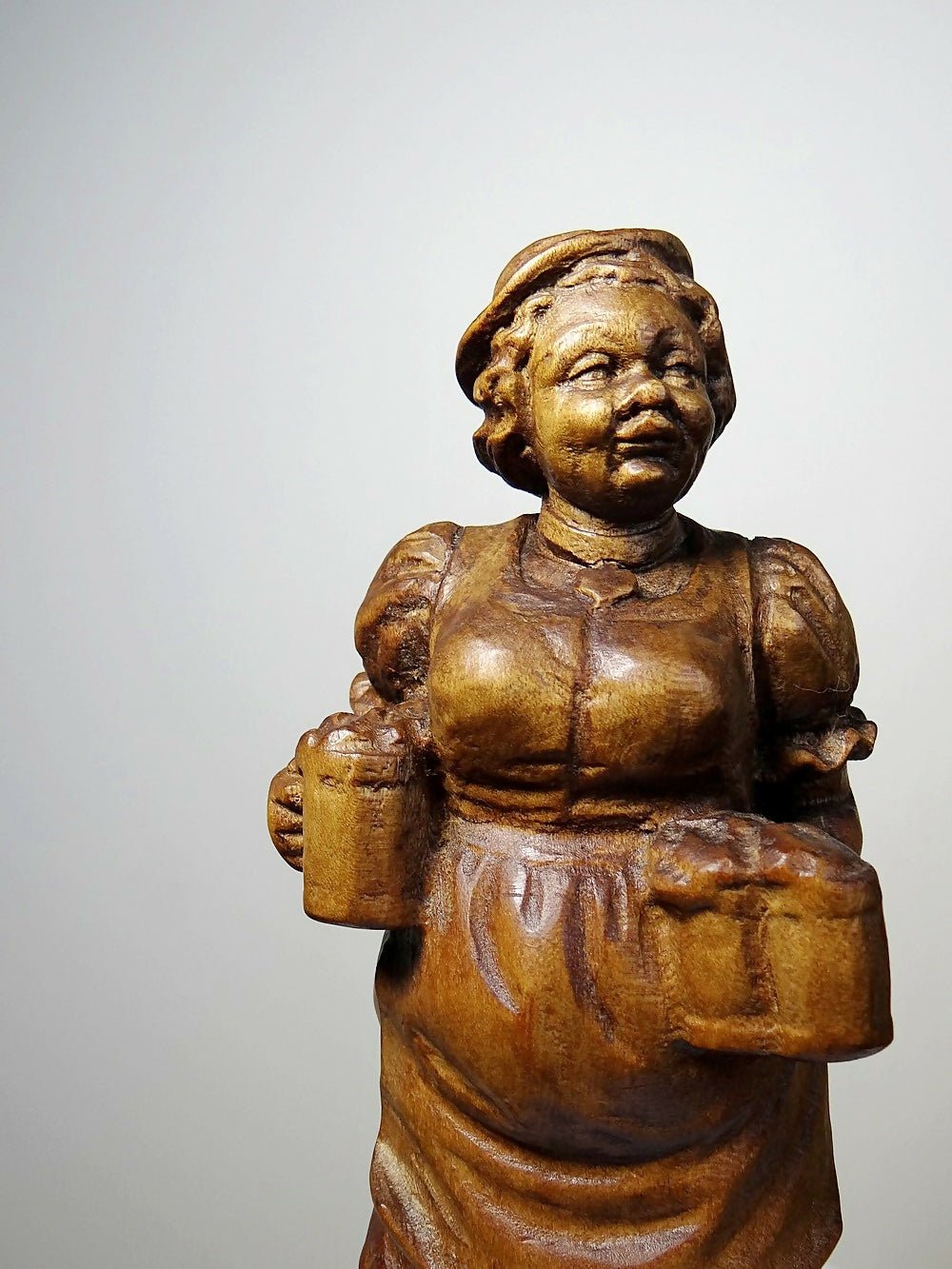 Sujet "La serveuse de bière" en bois sculpté Ludwig Roger Allemagne années 50 - Ethic Atelier