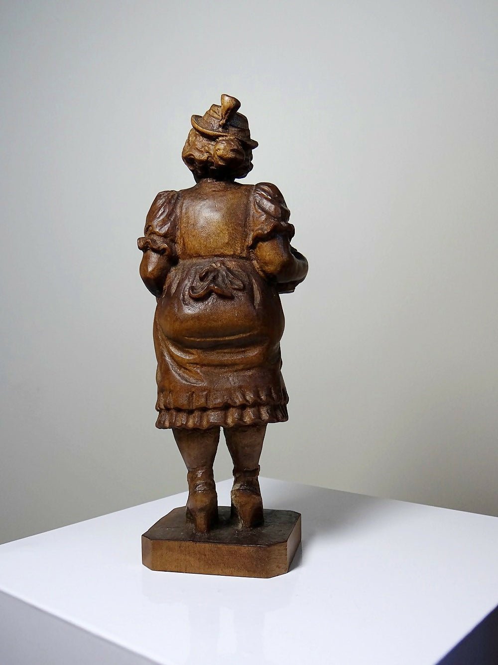 Sujet "La serveuse de bière" en bois sculpté Ludwig Roger Allemagne années 50 - Ethic Atelier