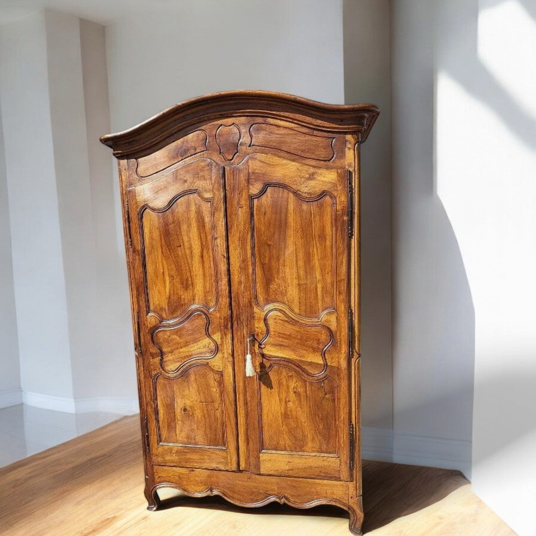 Jolie Armoire Louis XV - Chapeau de Gendarme en Noyer