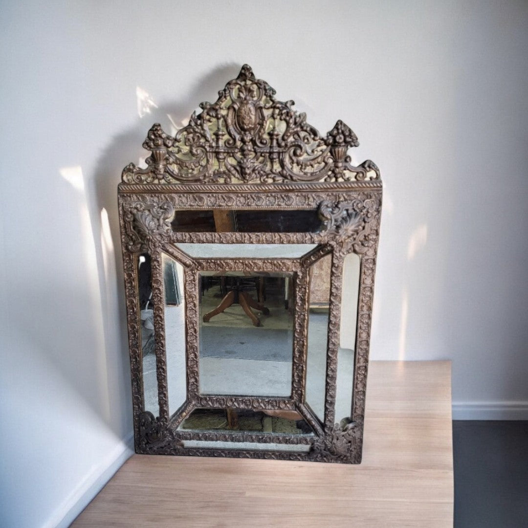 Magnifique Miroir à Parcloses en Laiton Repoussé - Style Louis XVI