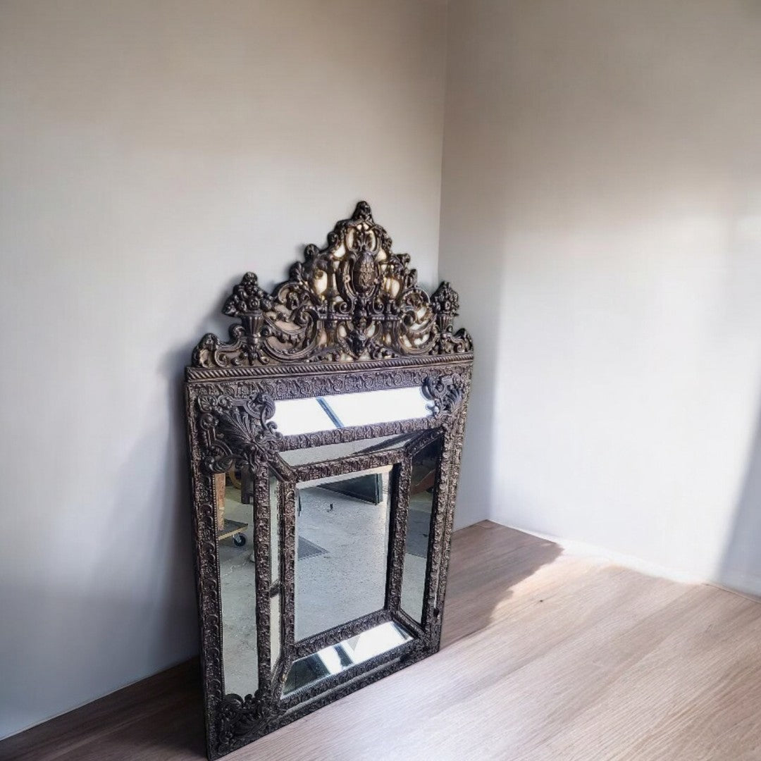Magnifique Miroir à Parcloses en Laiton Repoussé - Style Louis XVI