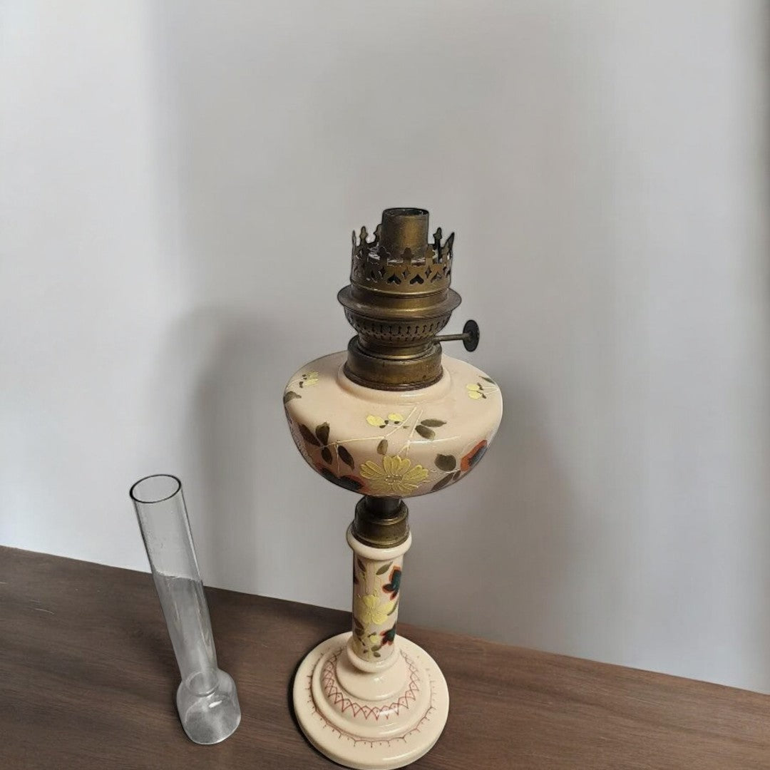 Superbe et Grande Lampe à Pétrole en Opaline