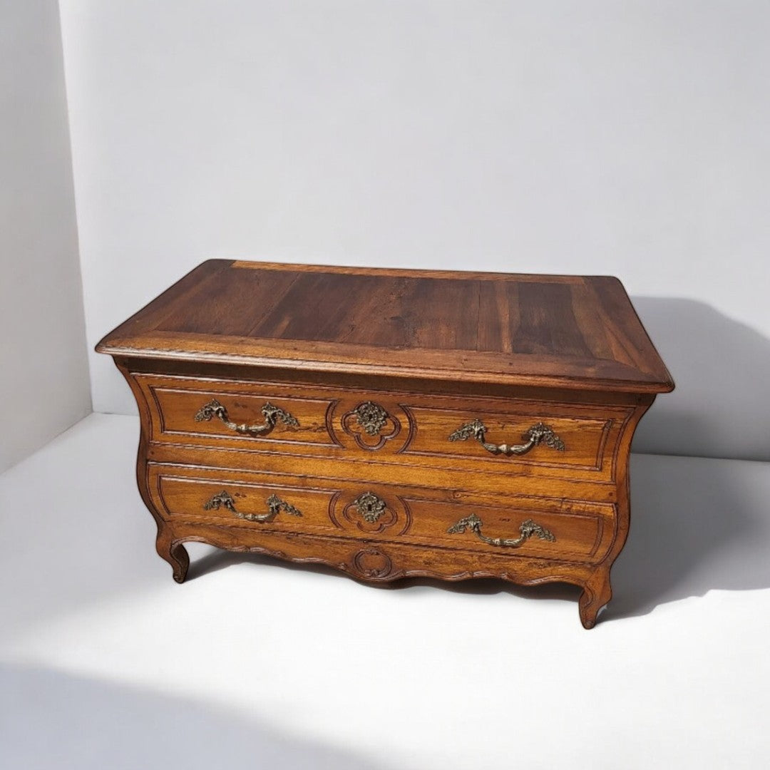 Exceptionnelle Commode Tombeau Louis XV en Noyer - XVIIIe Siècle