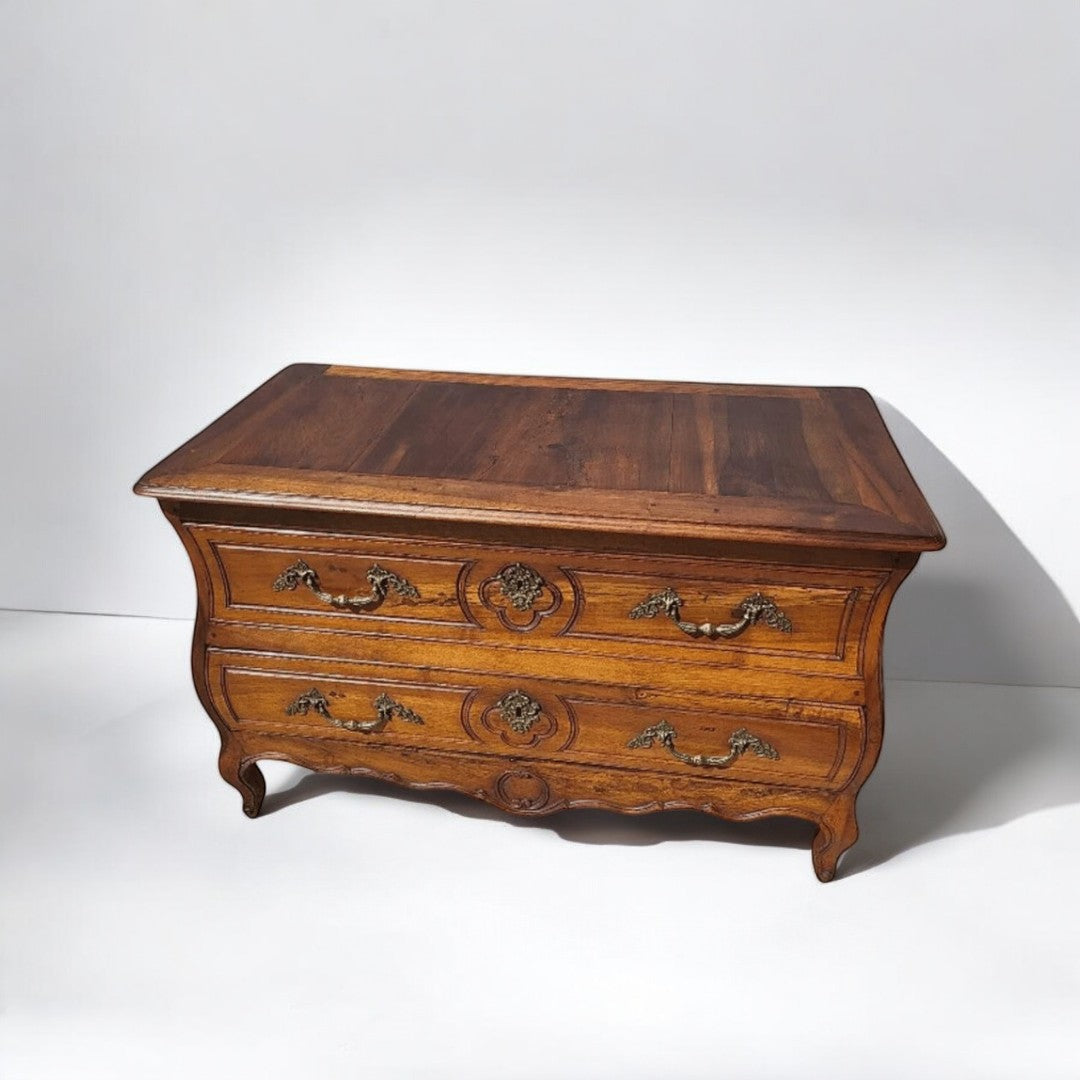 Exceptionnelle Commode Tombeau Louis XV en Noyer - XVIIIe Siècle