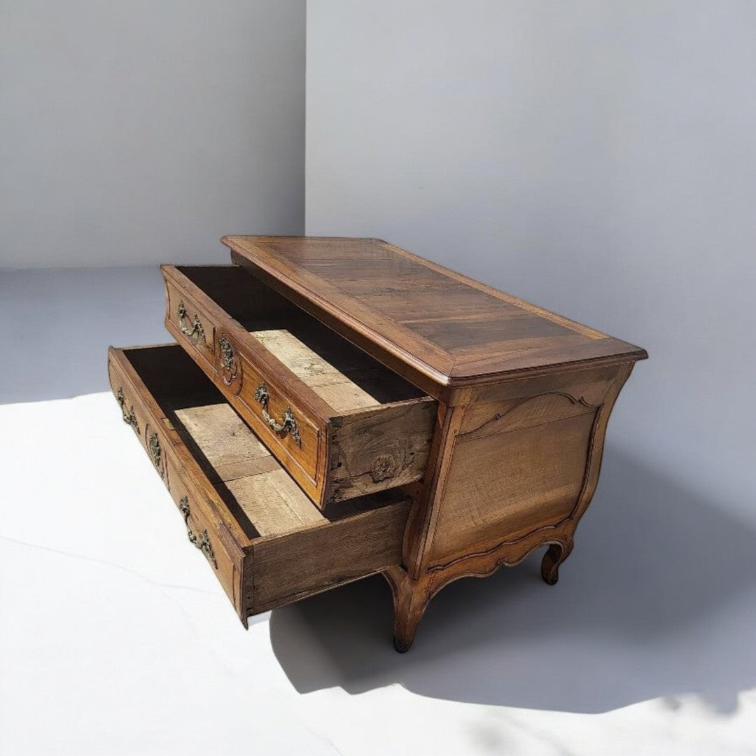 Exceptionnelle Commode Tombeau Louis XV en Noyer - XVIIIe Siècle