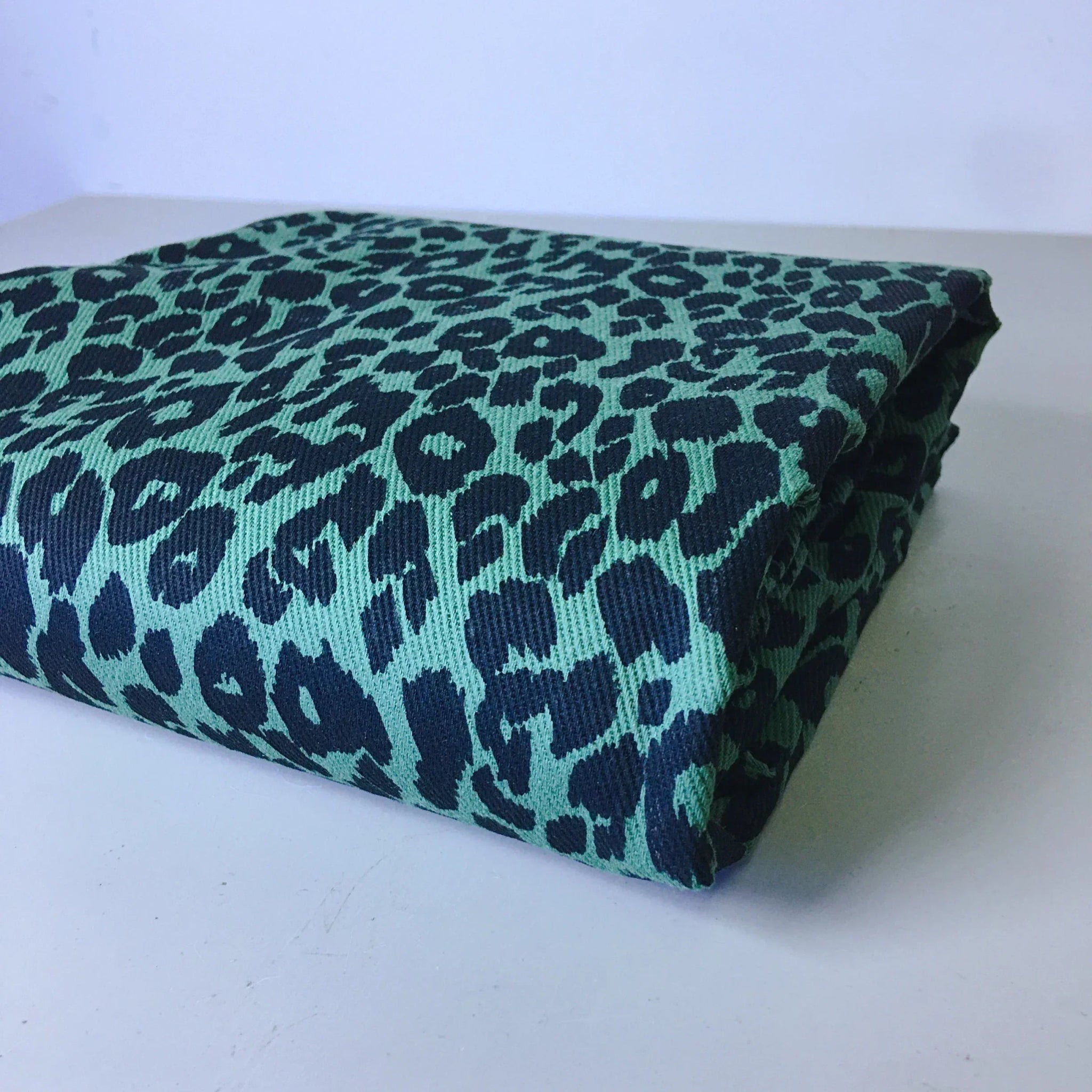 Tissu Jeans Imprimé Léopard "Élégance et Confort" - Ethic Atelier