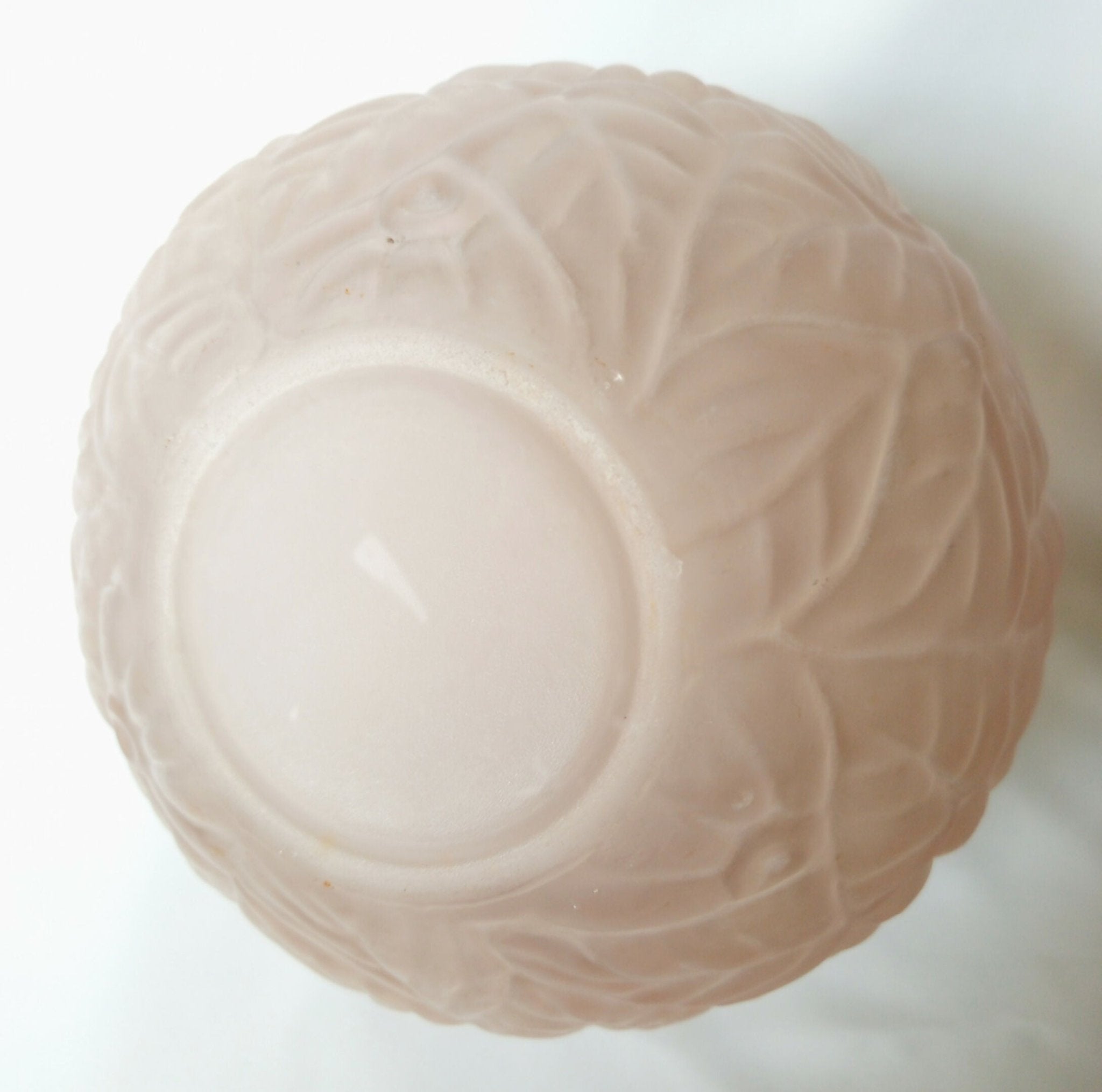 Vase boule en verre moulé pressé rose pâle Art déco - Ethic Atelier