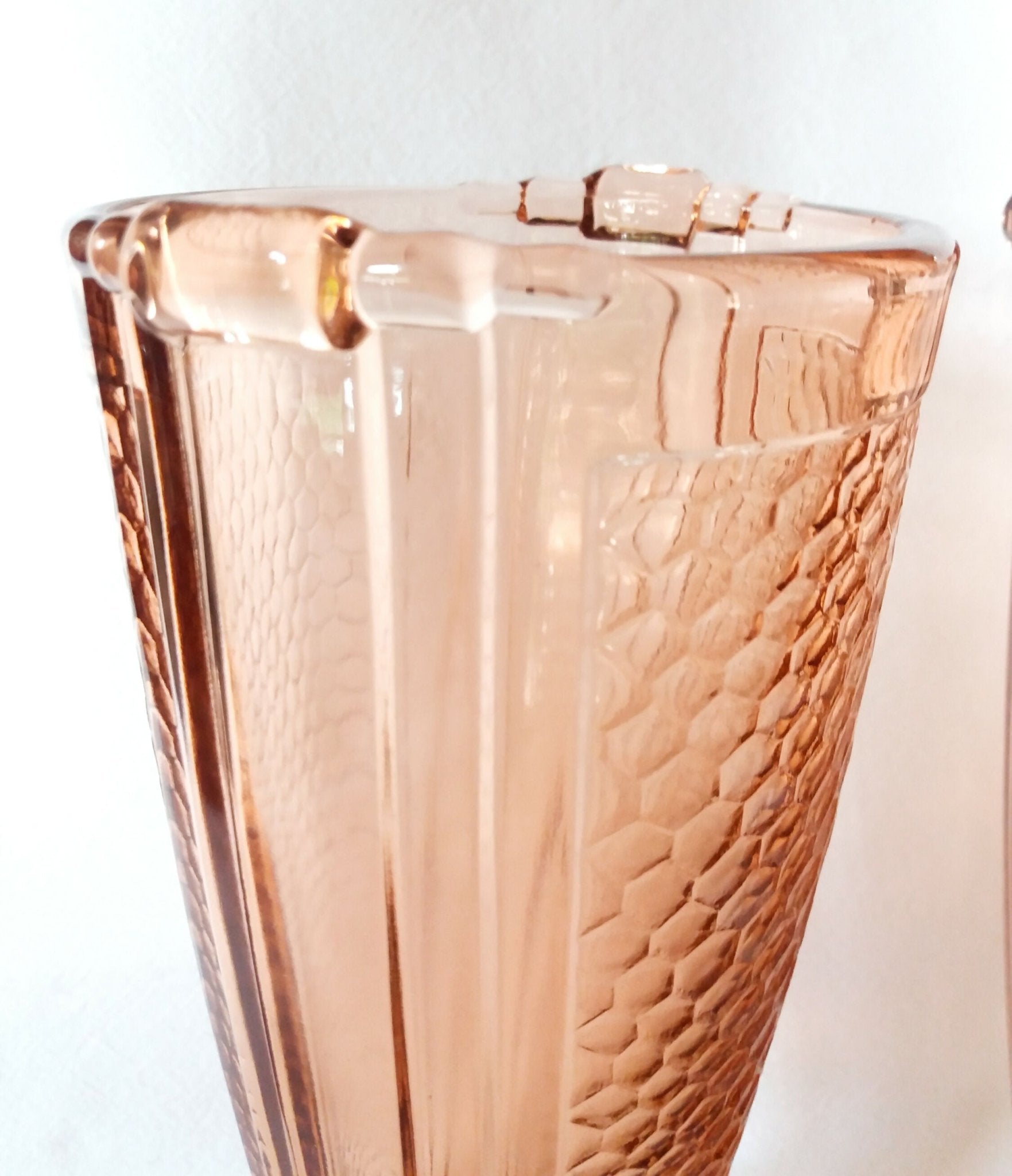 Vases en verre rose moulé préssé "Nids d'abeilles" Art déco - Ethic Atelier