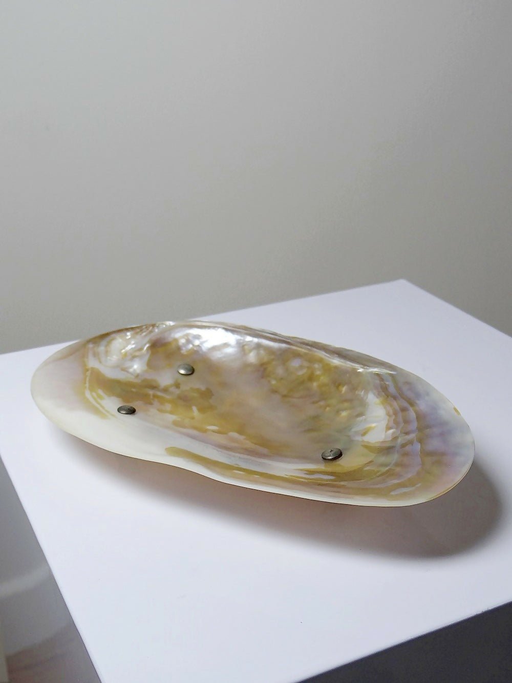 Vide poche coupelle en nacre ancien tripode pieds en métal argenté - Ethic Atelier