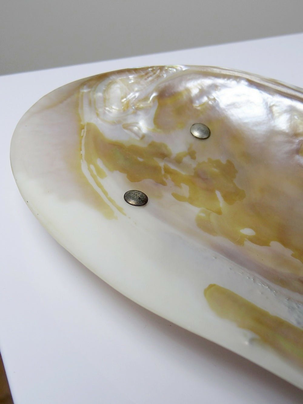 Vide poche coupelle en nacre ancien tripode pieds en métal argenté - Ethic Atelier