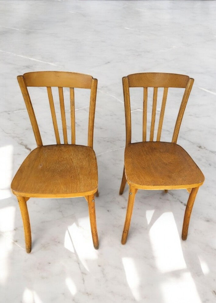 Paire de Chaises de Bistrot Monobloc – Authenticité et Charme