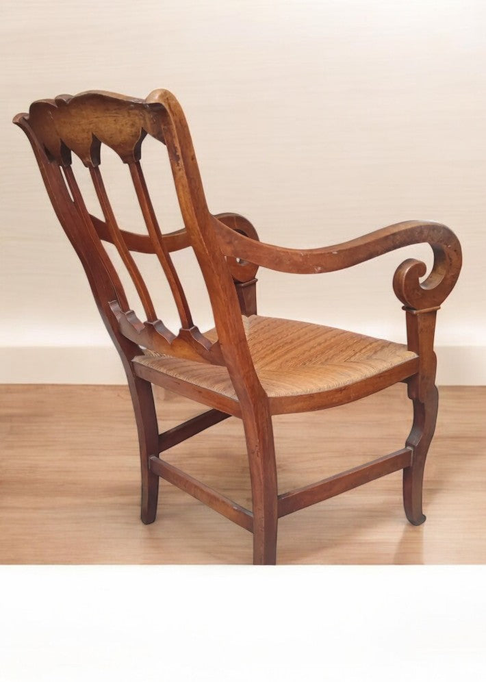 Fauteuil en noyer paillé vers 1830