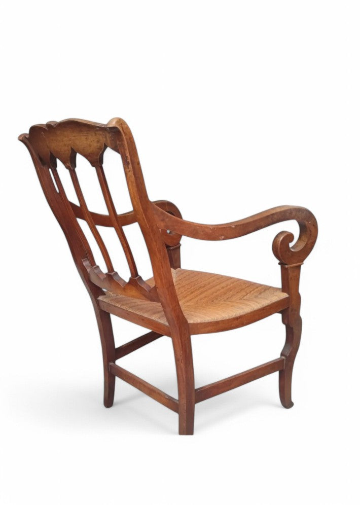 Fauteuil en noyer paillé vers 1830