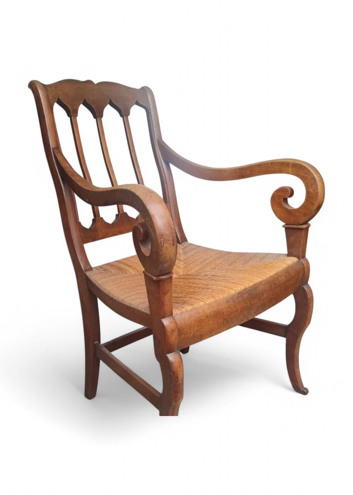 Fauteuil en noyer paillé vers 1830