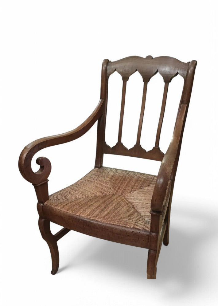 Fauteuil en noyer paillé vers 1830