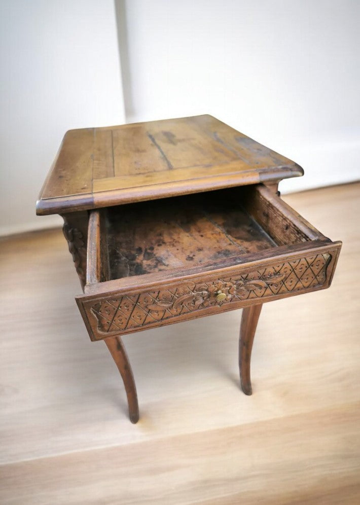 Petite Table de Changeur en Noyer du XVIIIème Siècle