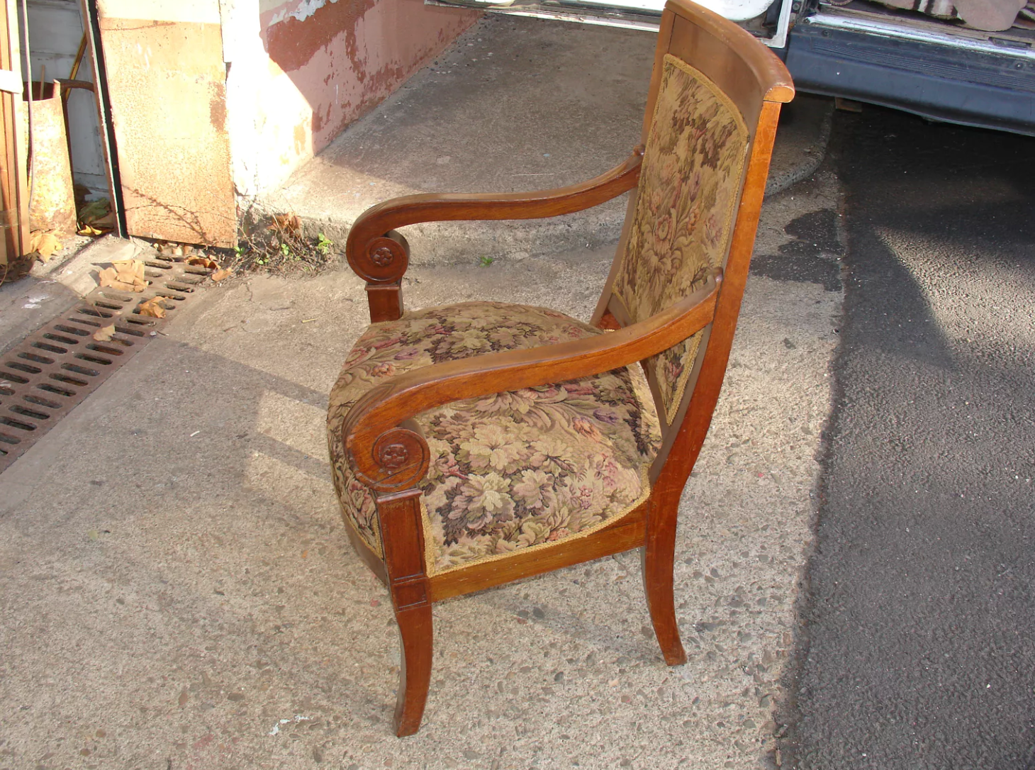 Fauteuil en Noyer Époque Consulat