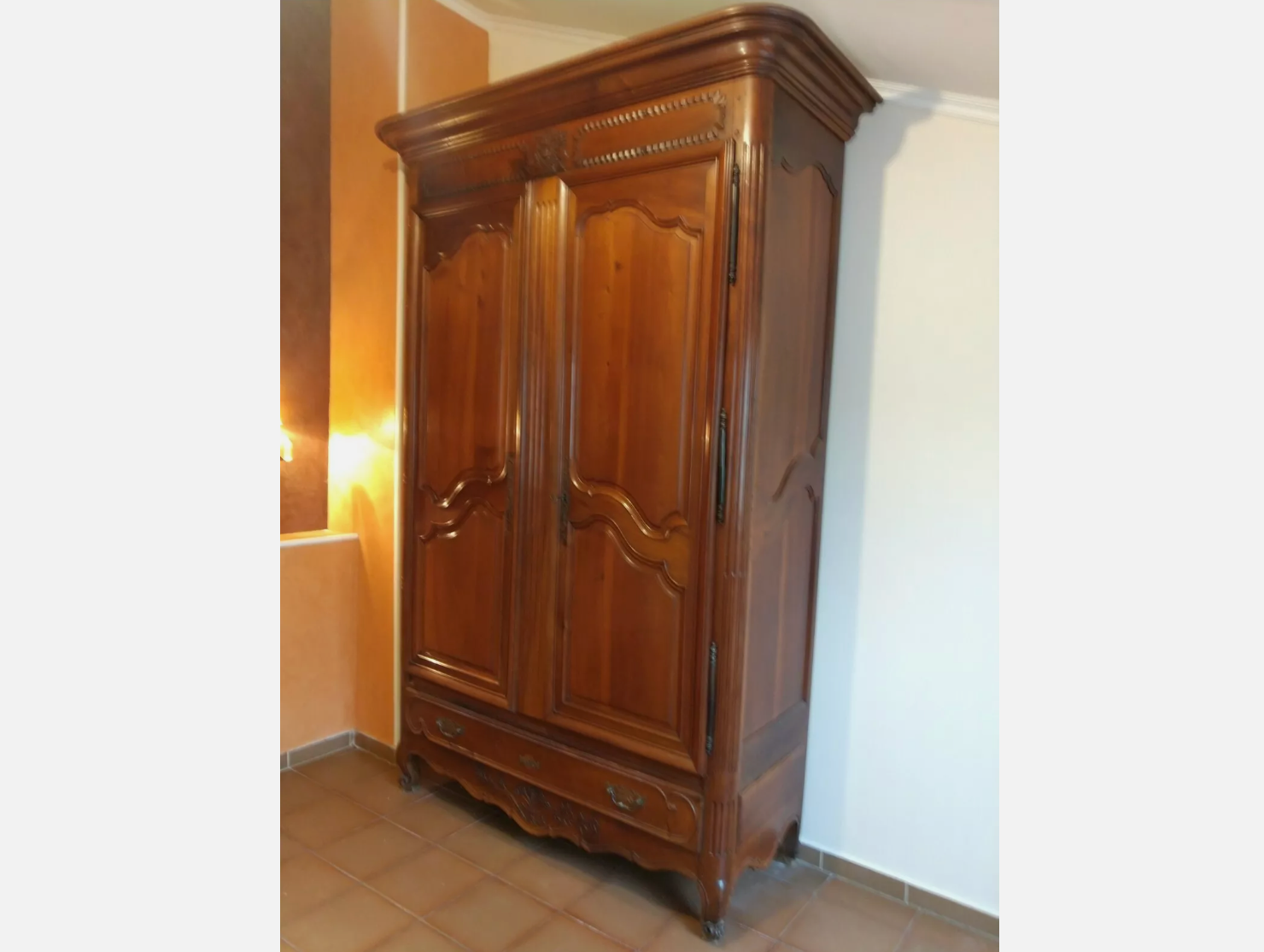 Armoire en noyer massif époque transtion et datant de la fin du XVIII