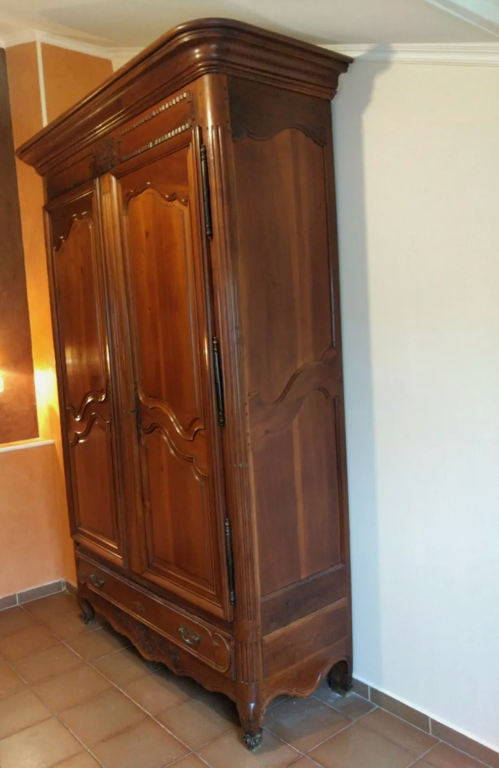 Armoire en noyer massif époque transtion et datant de la fin du XVIII