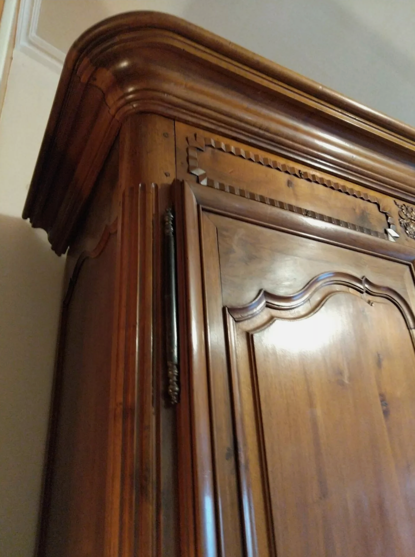 Armoire en noyer massif époque transtion et datant de la fin du XVIII