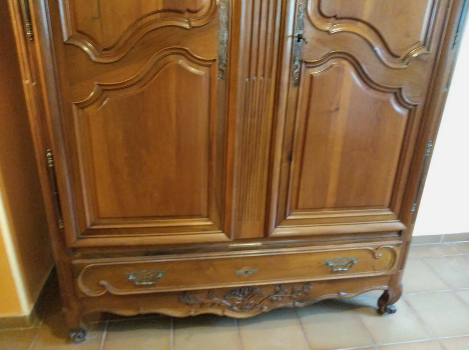 Armoire en noyer massif époque transtion et datant de la fin du XVIII