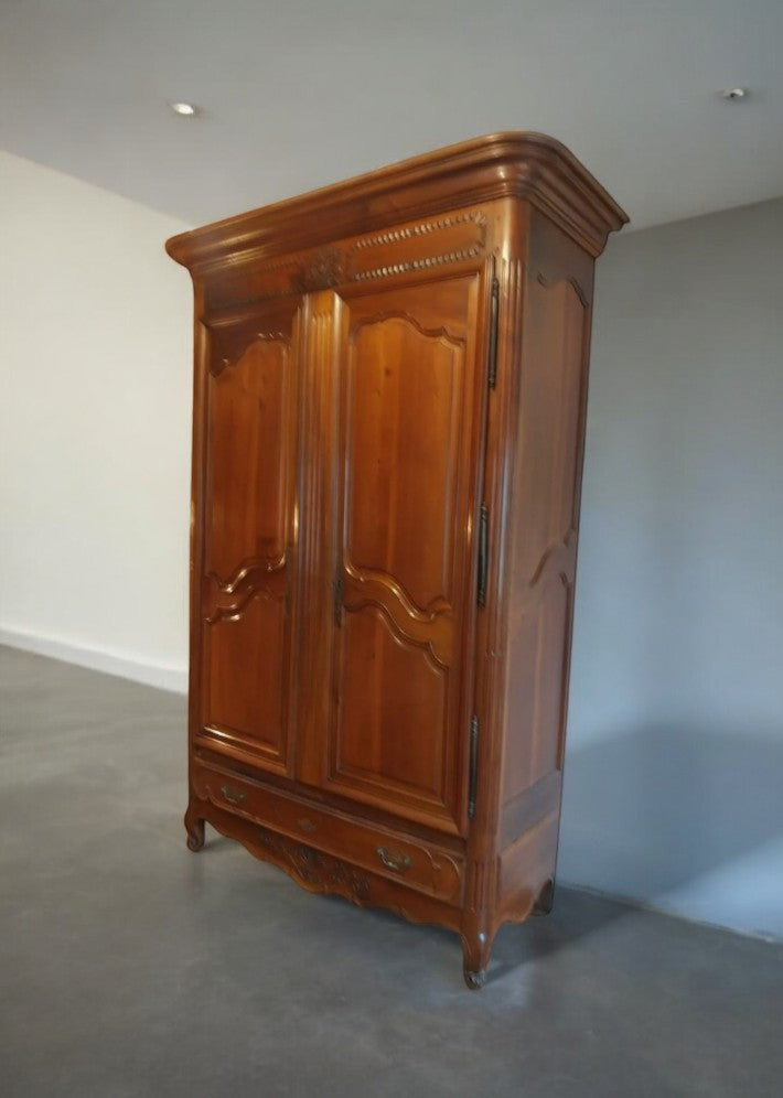 Armoire en noyer massif époque transtion et datant de la fin du XVIII